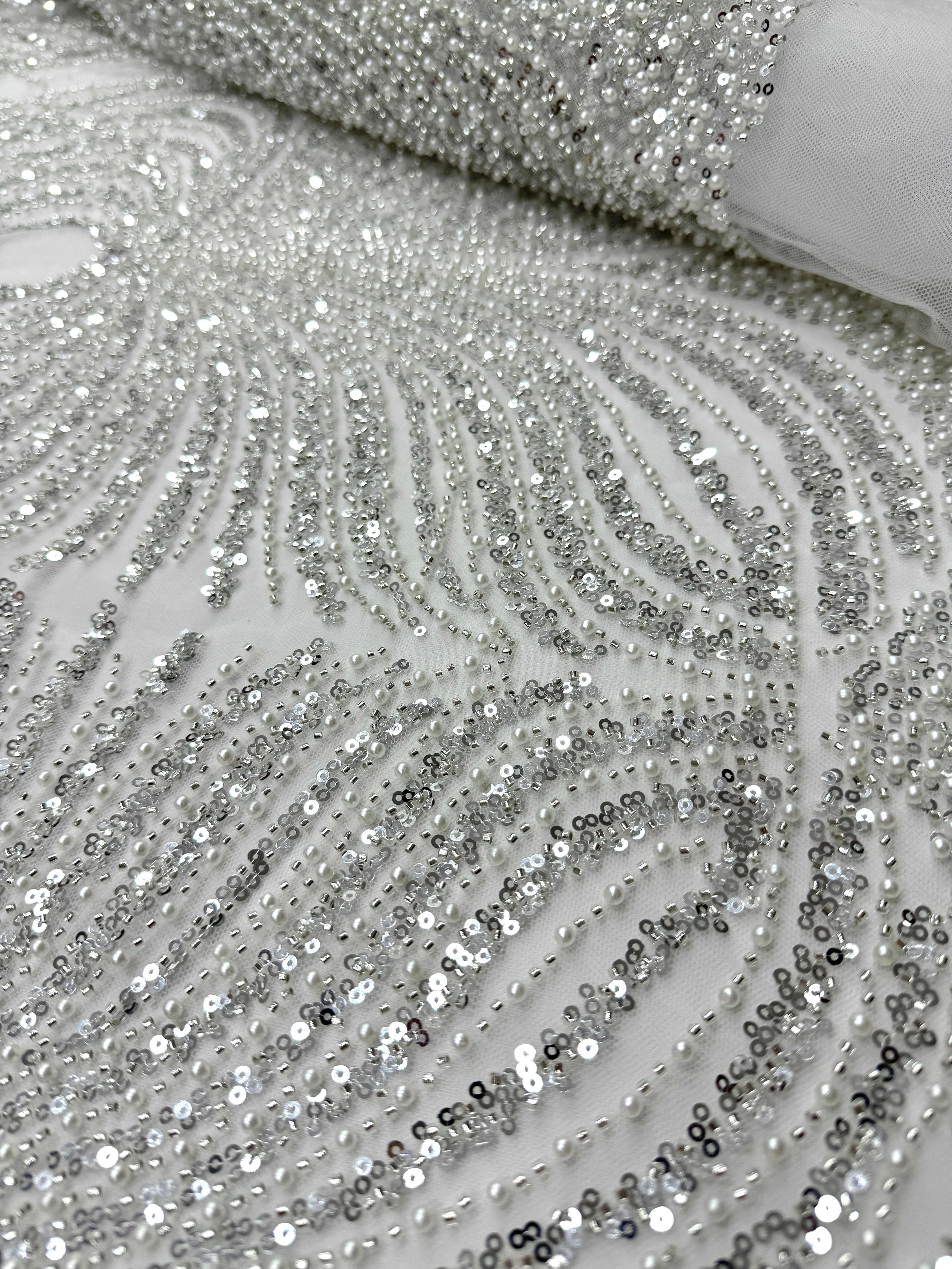 Cupon 1.83 m din Dantela Couture Argintie pe Tulle Ivory cu Panou, cu Perle, Margele si Paiete