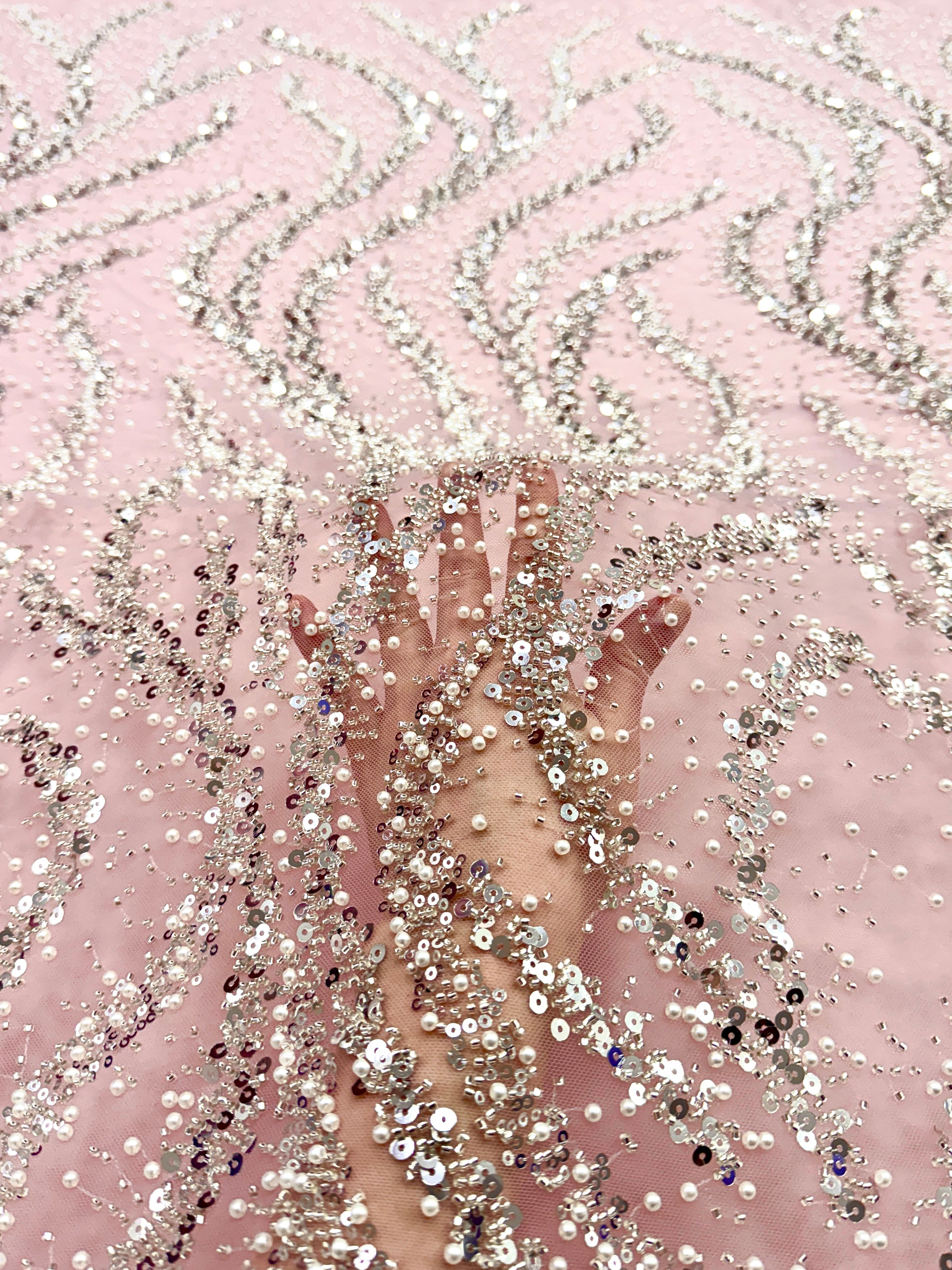 Dantela Couture Argintie pe Tulle Roz cu Perle, Margele si Paiete