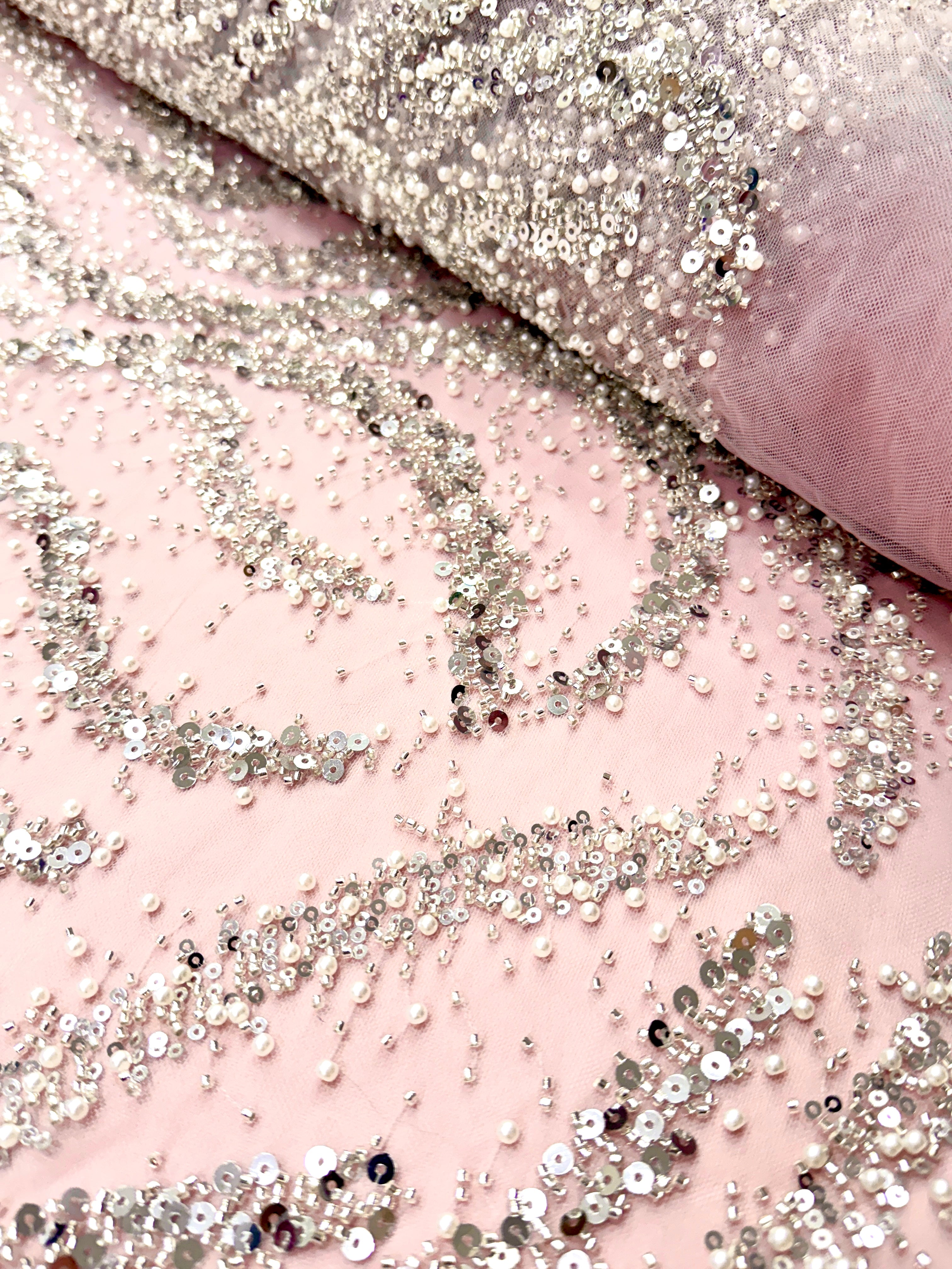 Dantela Couture Argintie pe Tulle Roz cu Perle, Margele si Paiete