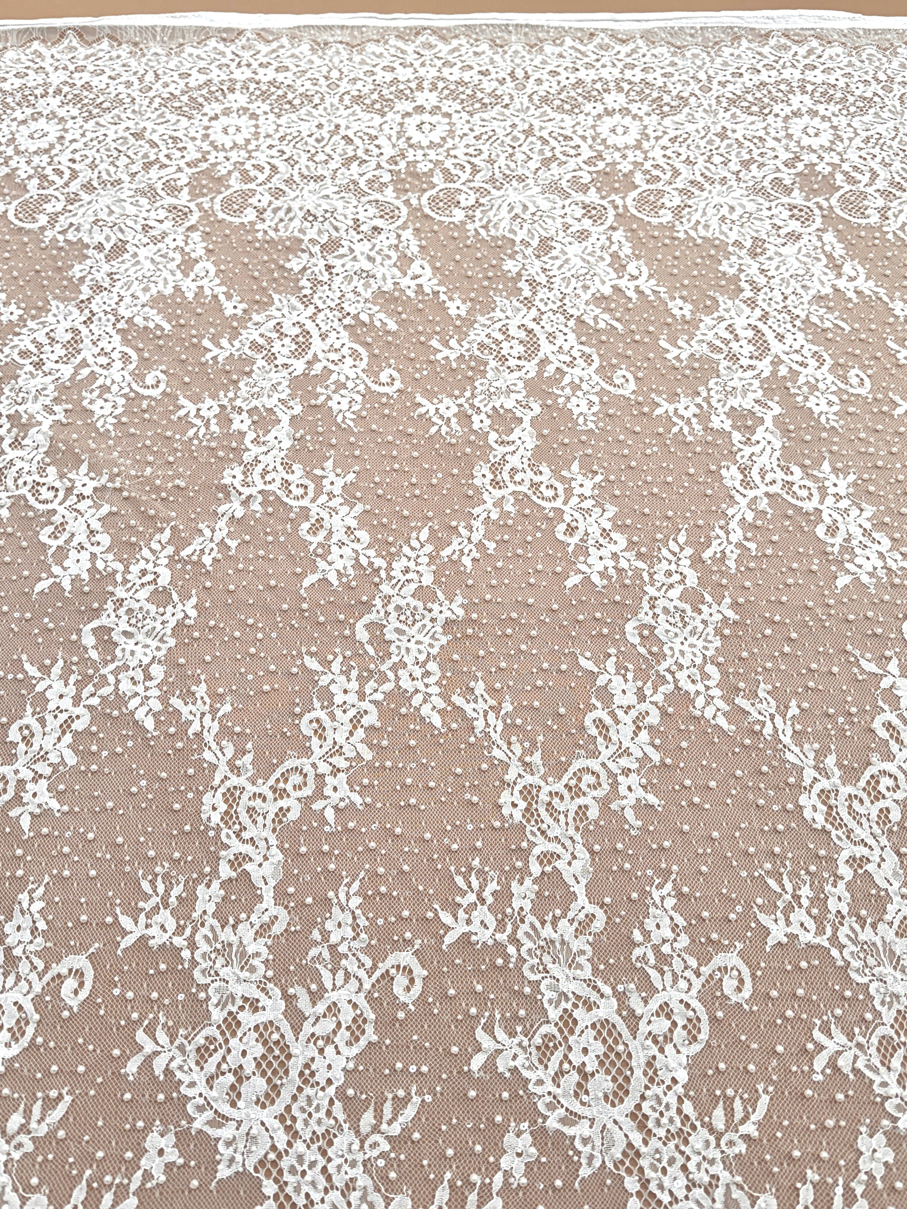 Dantela Chantilly Ivory cu Perle, Margele si Paiete - Cupon 3 m