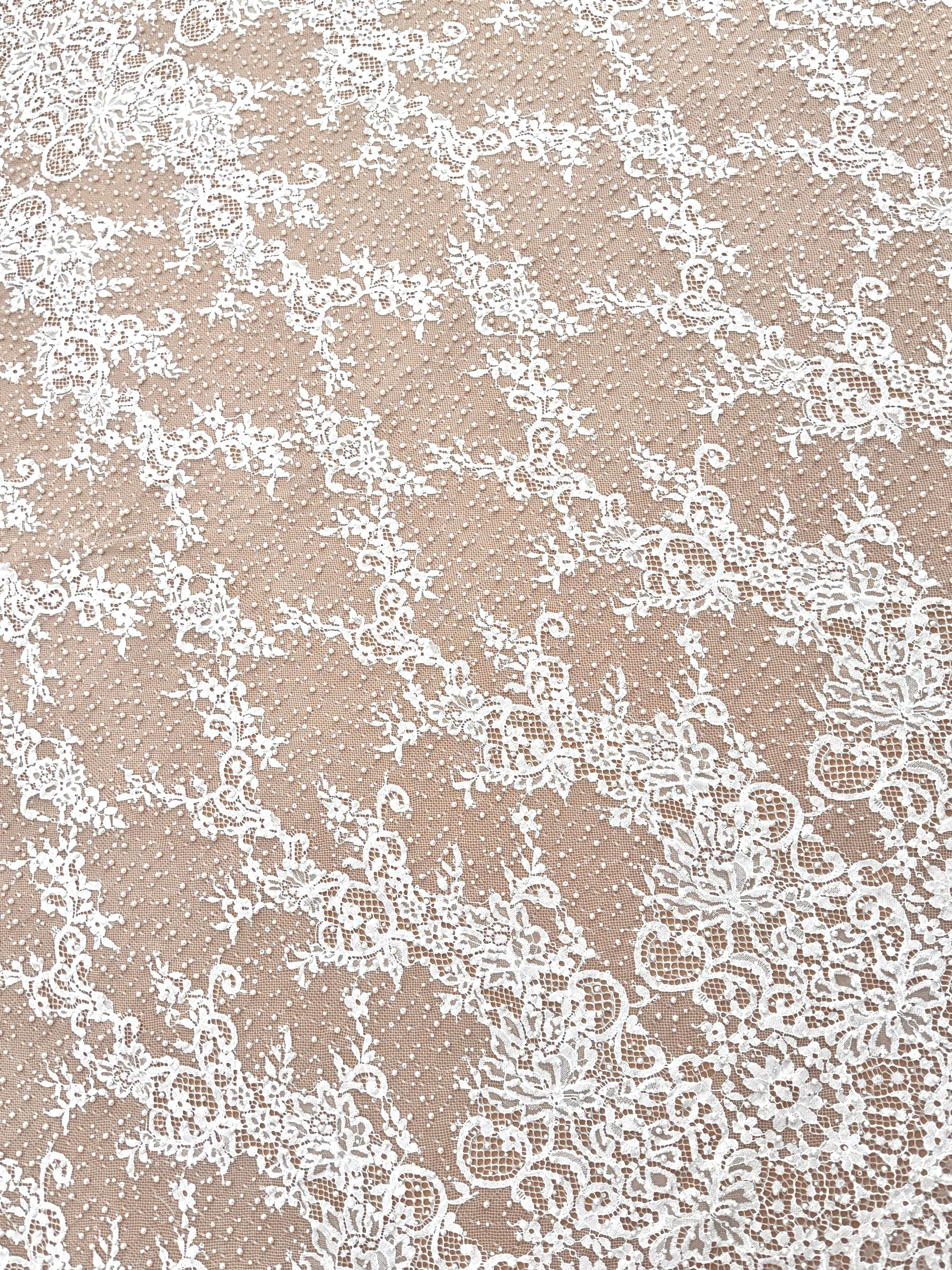 Dantela Chantilly Ivory cu Perle, Margele si Paiete - Cupon 3 m