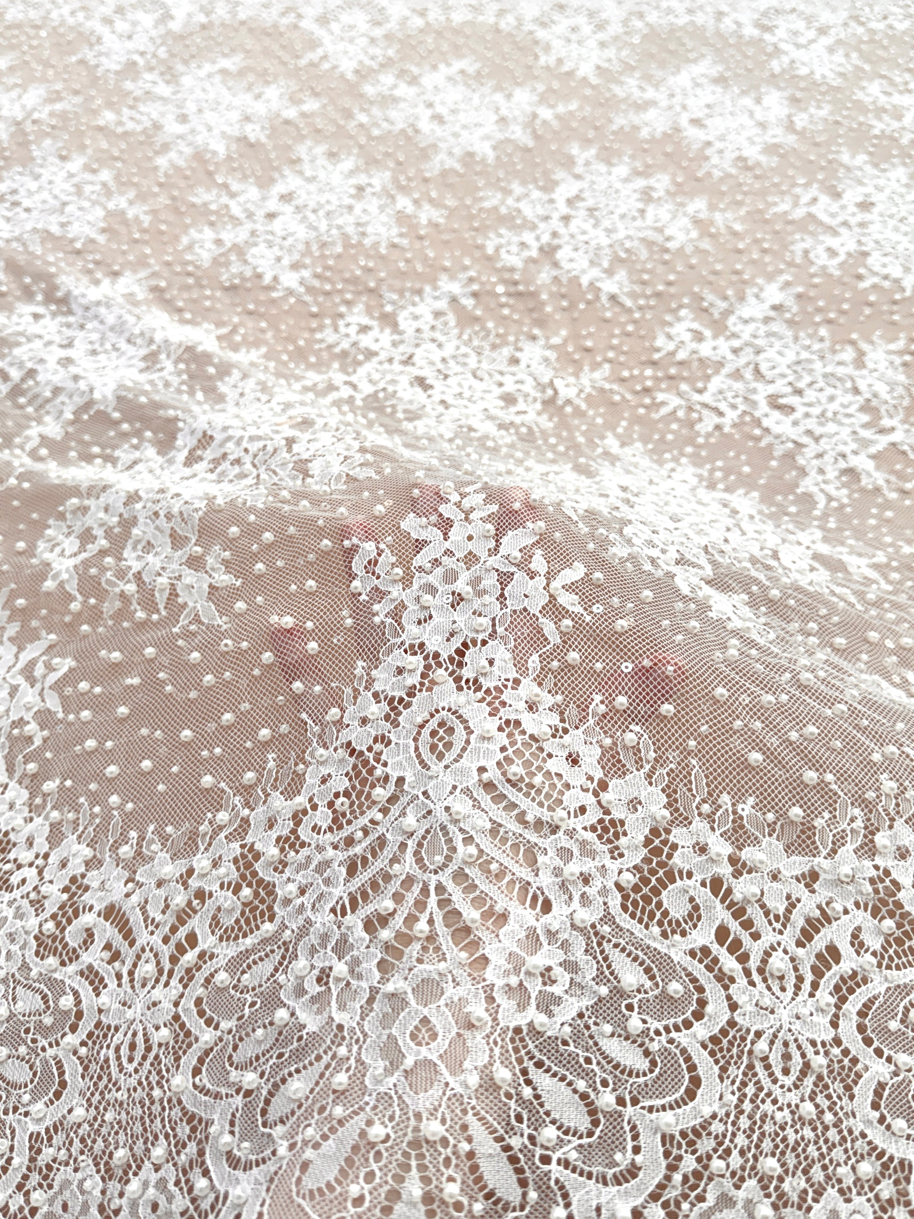 Dantela Chantilly Ivory cu Perle, Margele si Paiete - Cupon 3 m