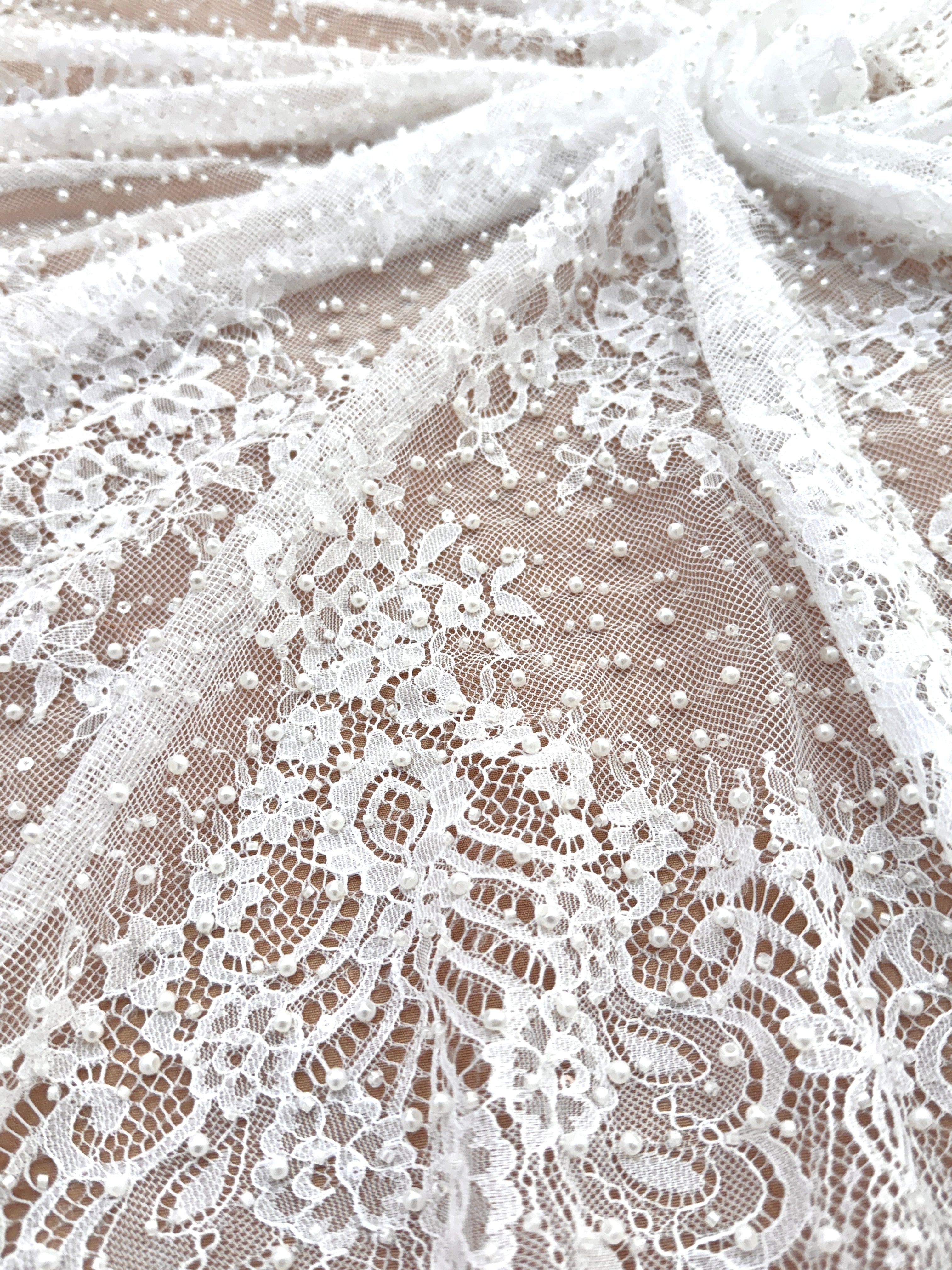 Dantela Chantilly Ivory cu Perle, Margele si Paiete - Cupon 3 m