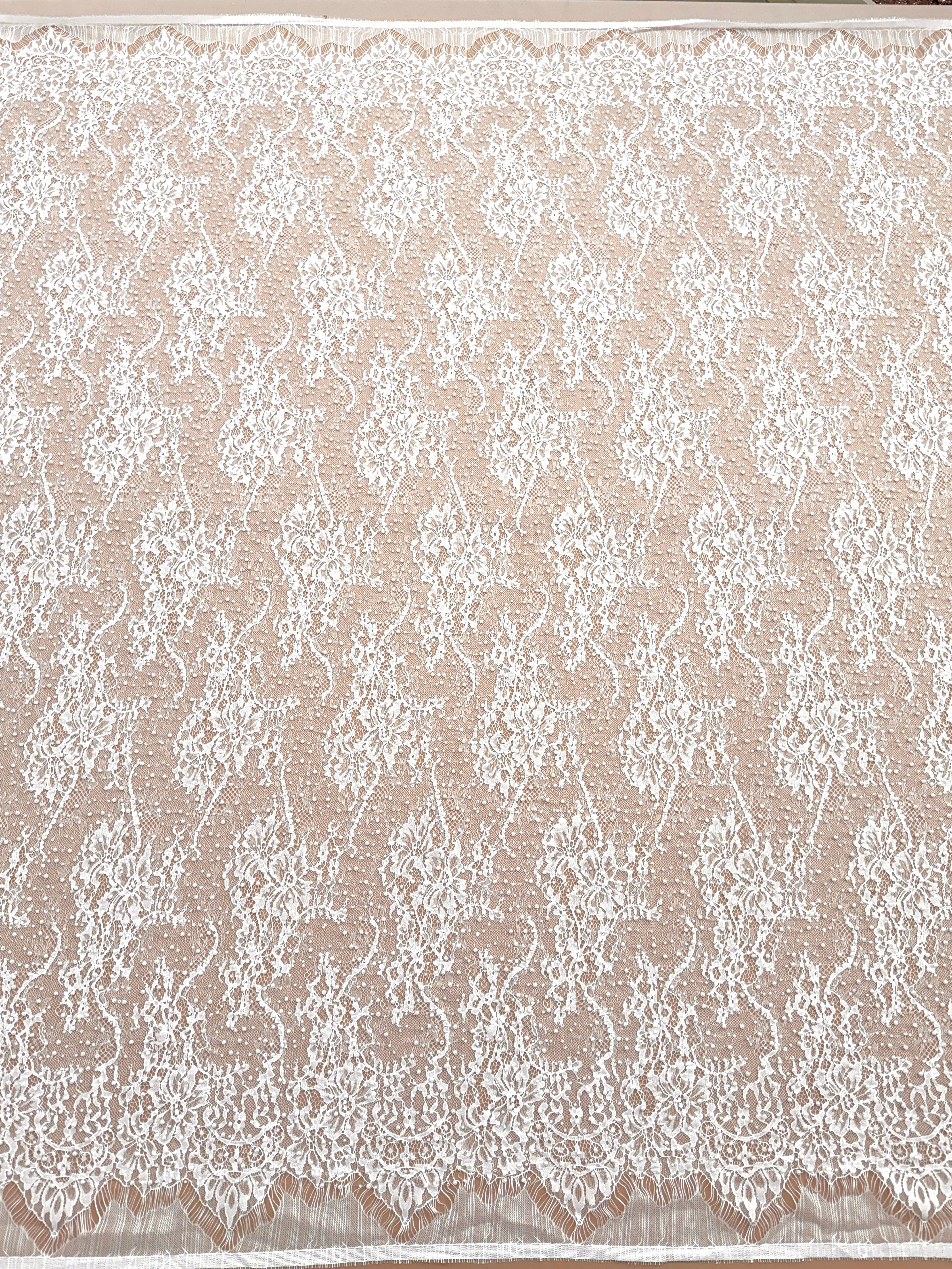Dantela Chantilly Ivory cu Perle, Margele si Paiete - Cupon 3 m