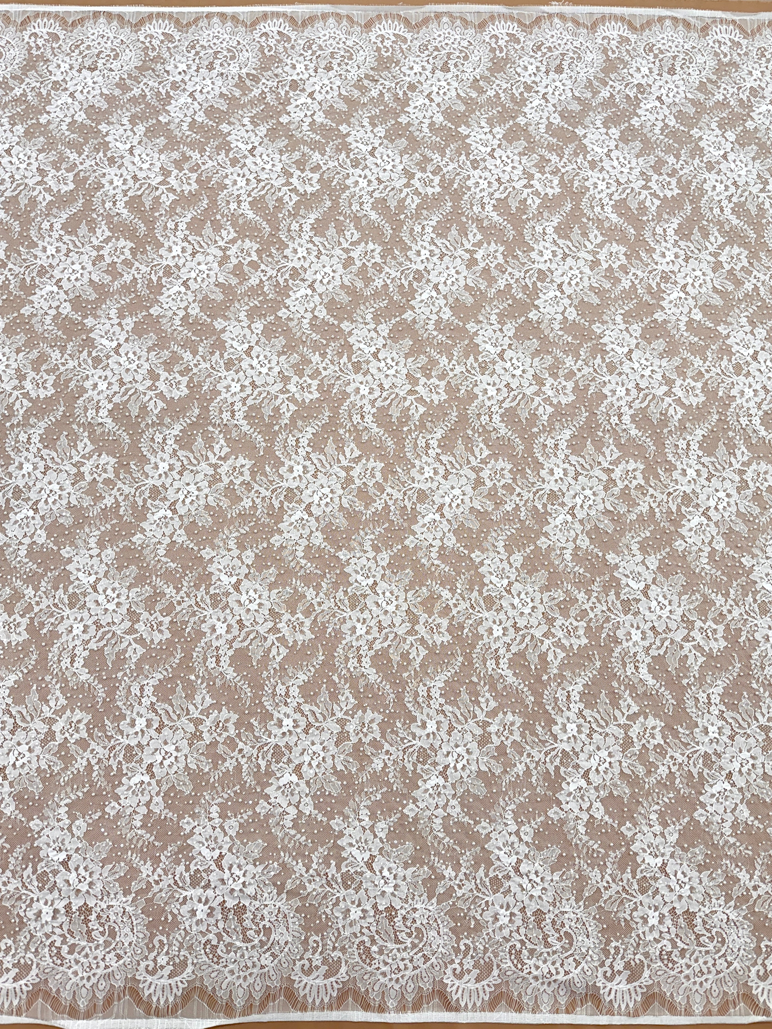 Dantela Chantilly Ivory cu Perle, Margele si Paiete - Cupon 3 m