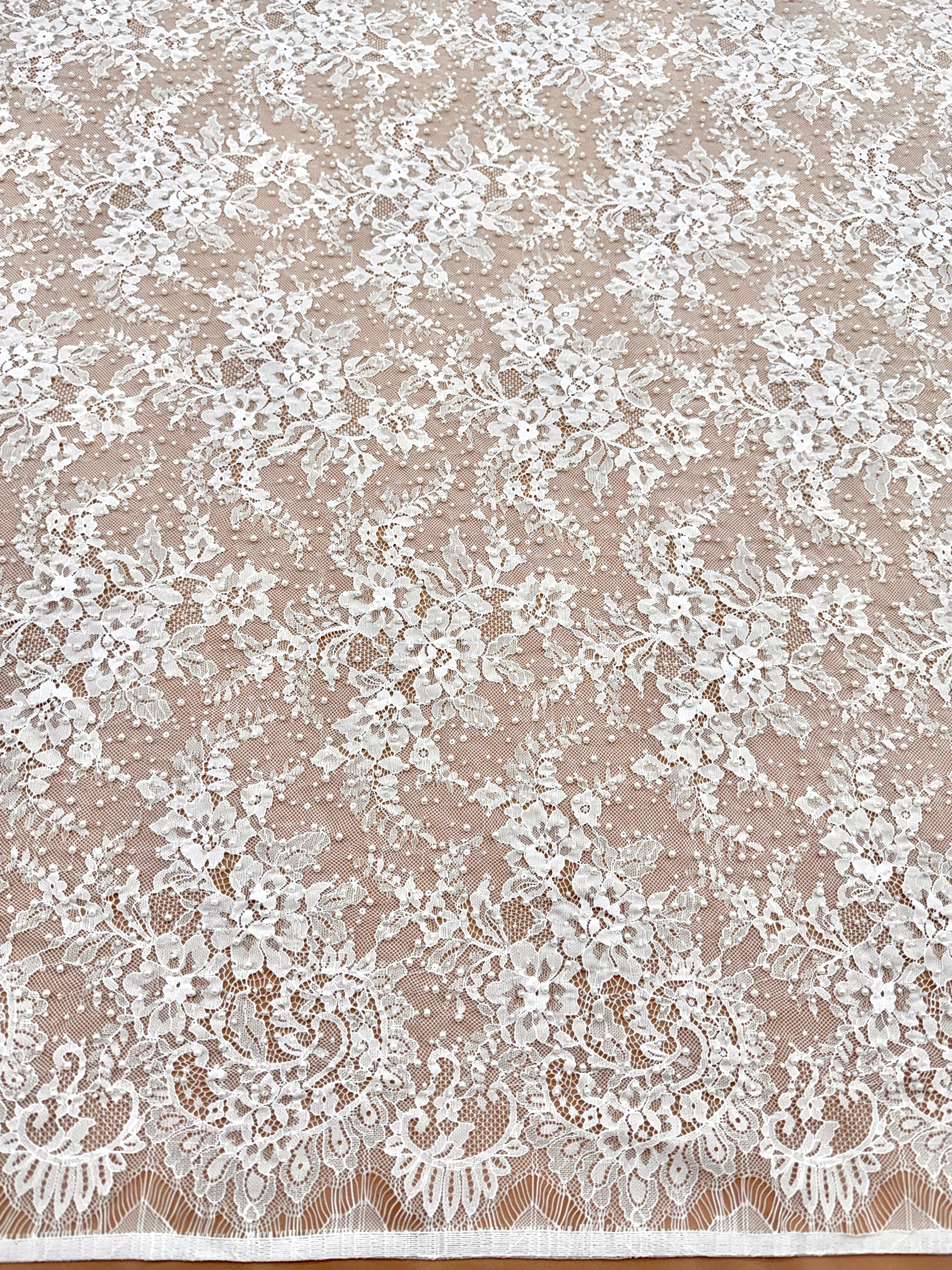 Dantela Chantilly Ivory cu Perle, Margele si Paiete - Cupon 3 m