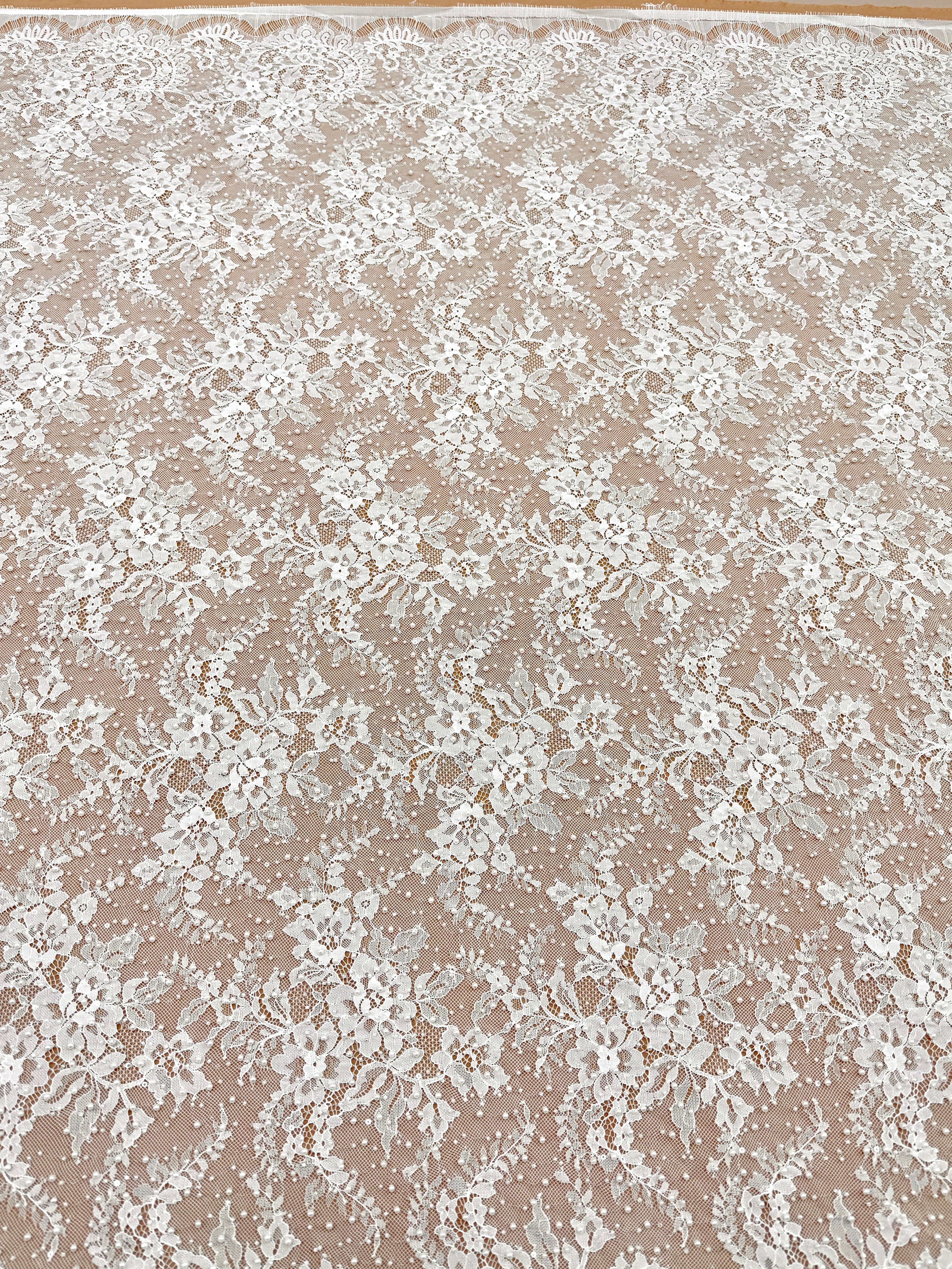 Dantela Chantilly Ivory cu Perle, Margele si Paiete - Cupon 3 m