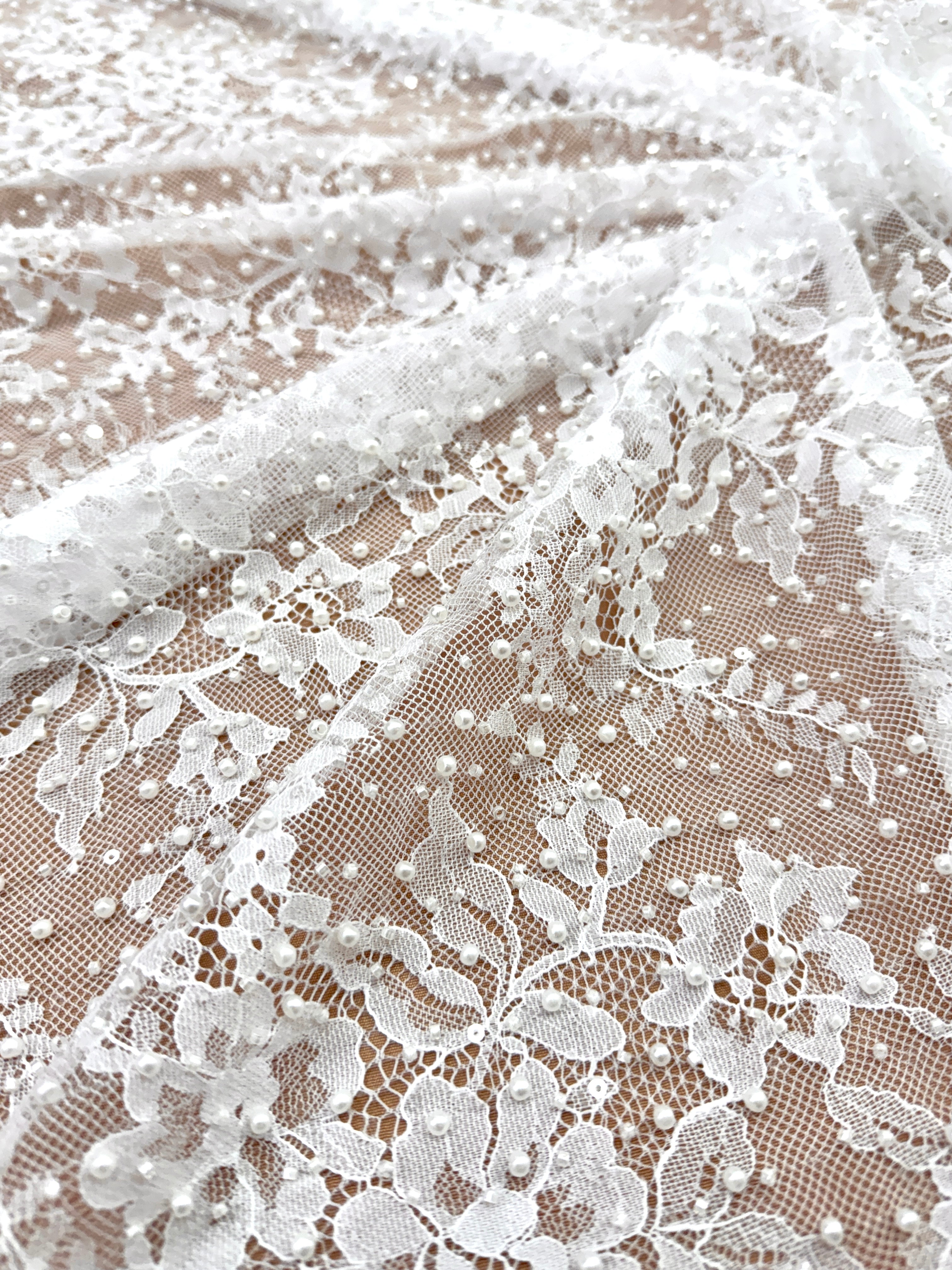Dantela Chantilly Ivory cu Perle, Margele si Paiete - Cupon 3 m