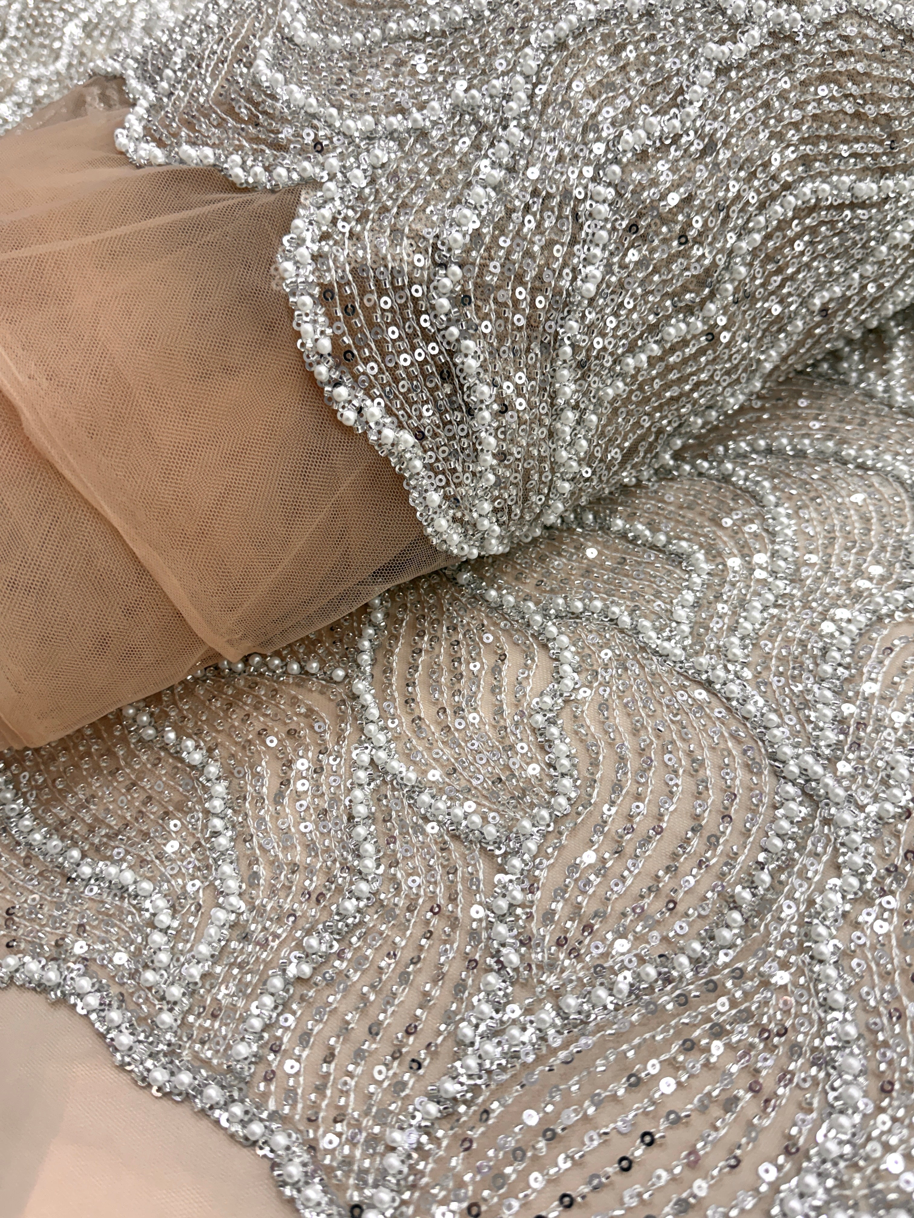 Dantela Couture Argintie pe Tulle Nude cu Model Geometric, cu Perle, Margele si Paiete