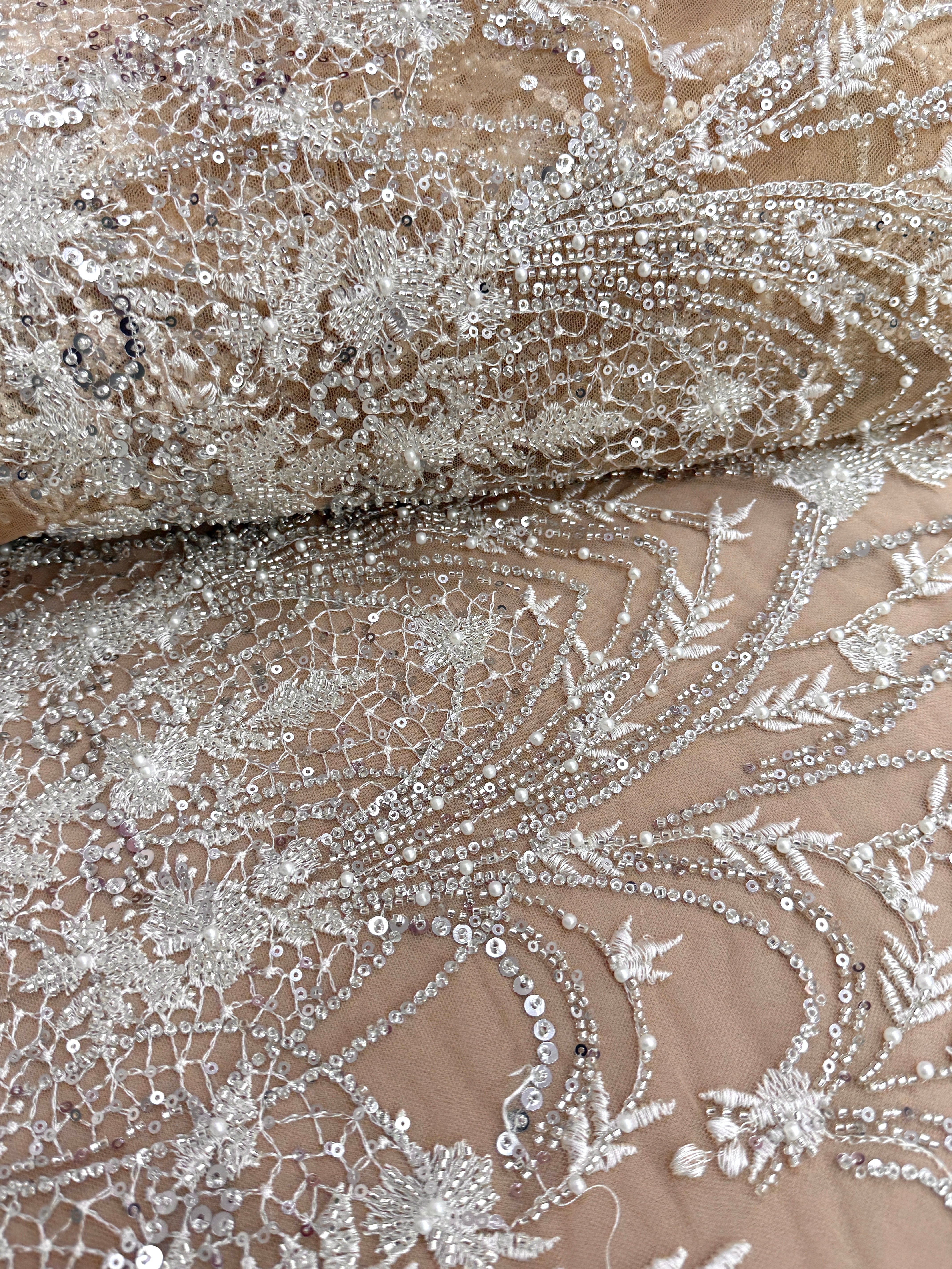 Dantela Couture Argintie pe Tulle Nude cu Model Geometric, cu Perle, Margele si Paiete