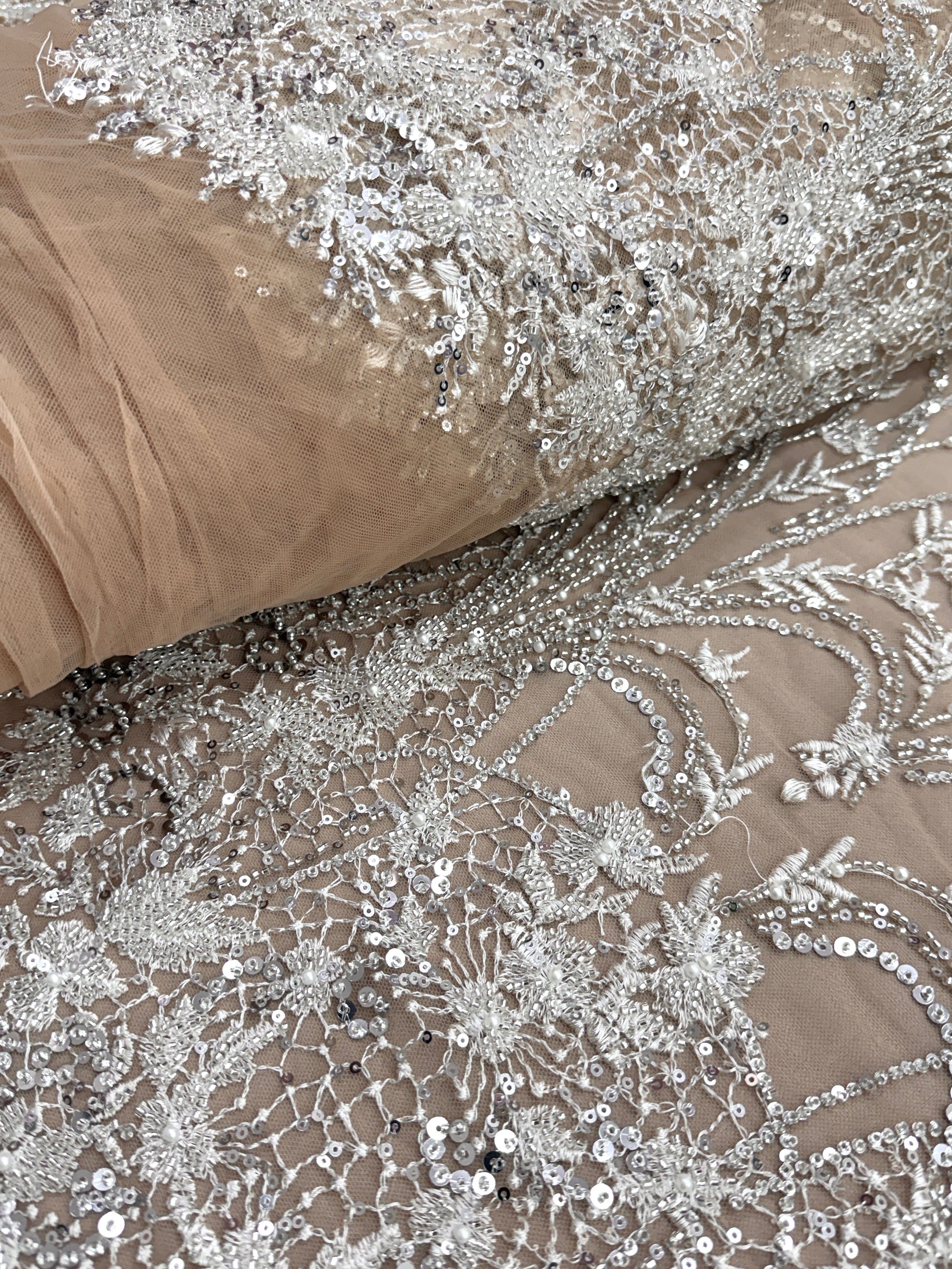 Dantela Couture Argintie pe Tulle Nude cu Model Geometric, cu Perle, Margele si Paiete