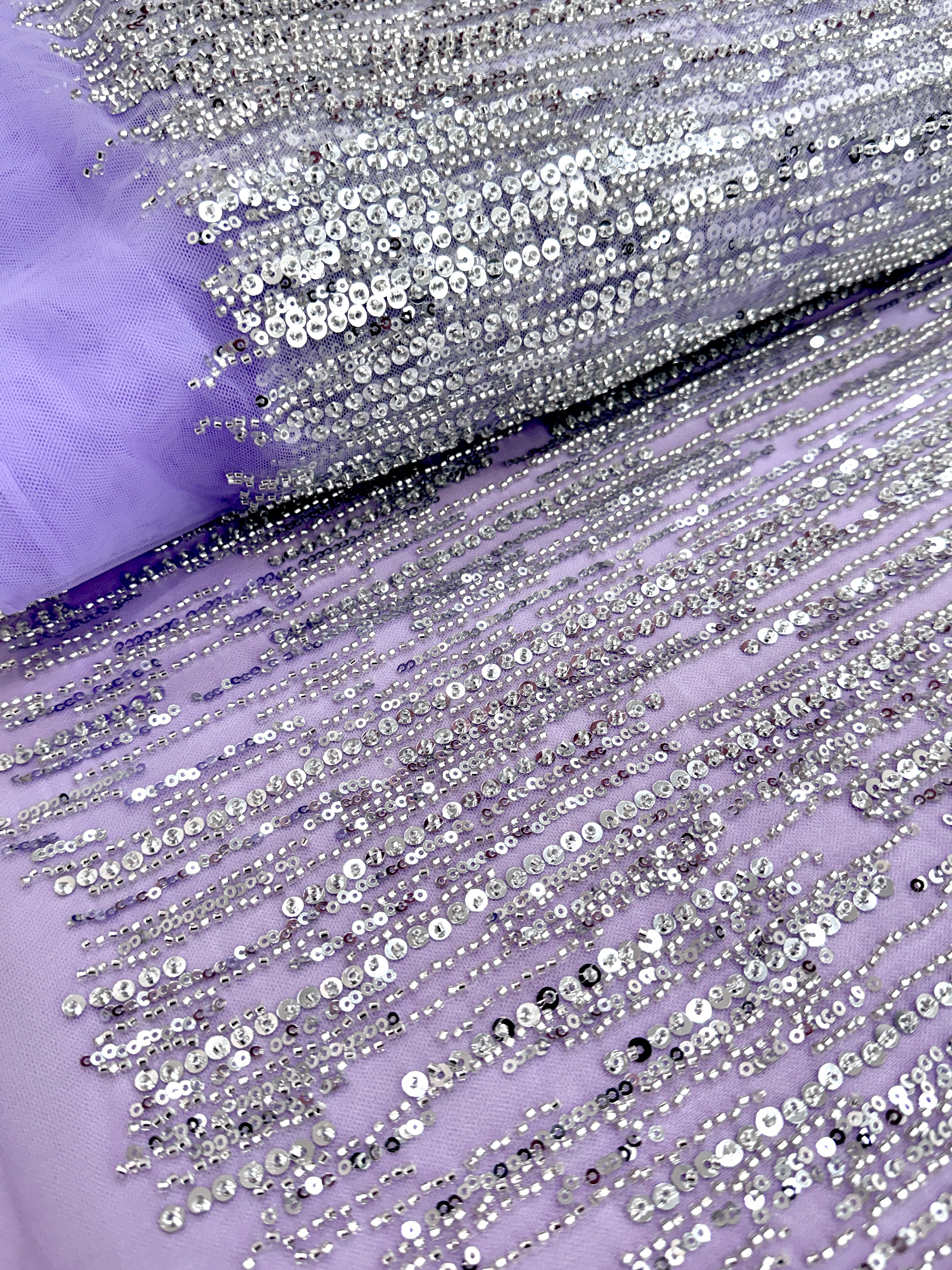 Dantela Couture Argintie pe Tulle Lavanda cu Model Liniar, cu Margele si Paiete