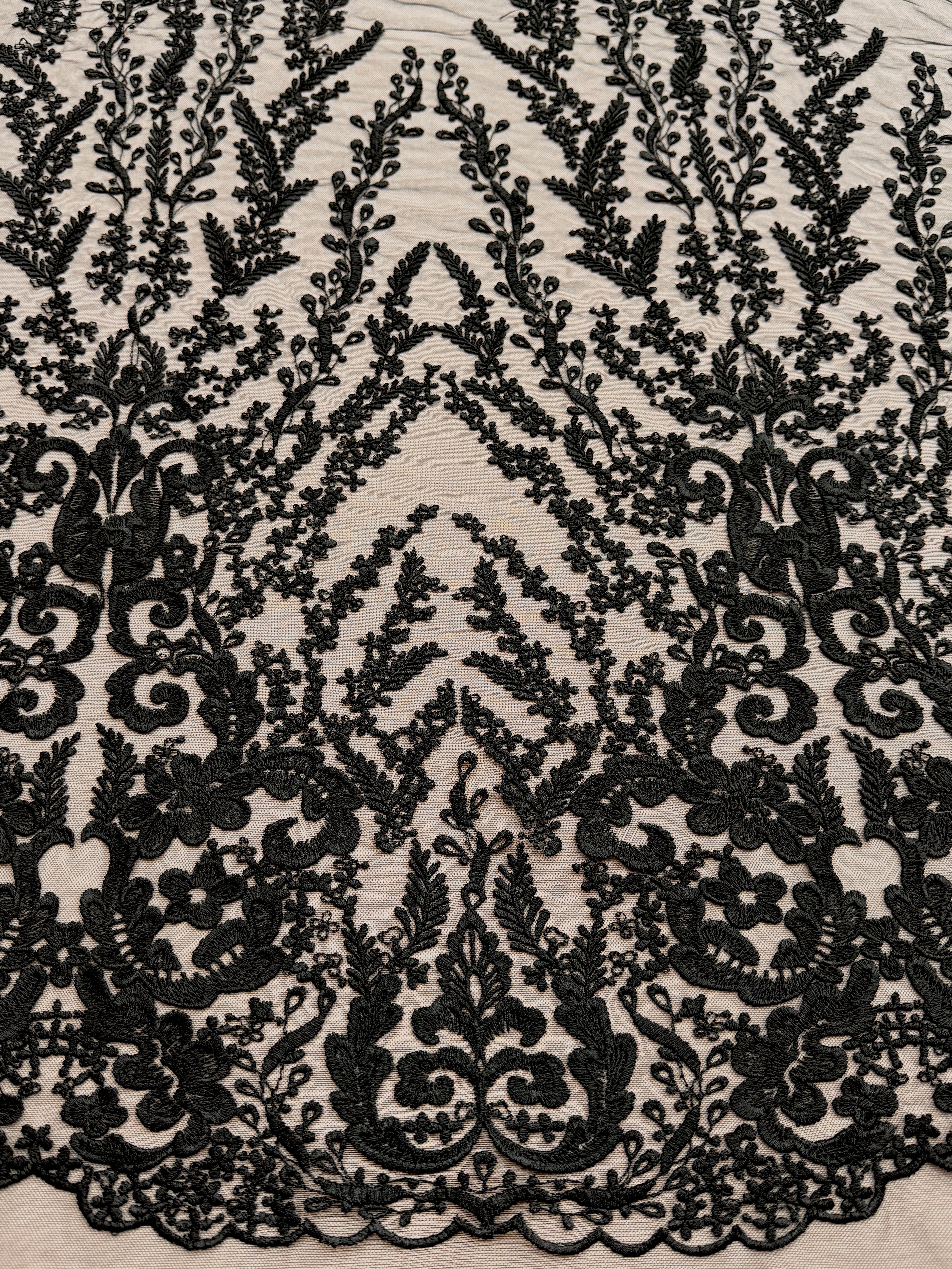 Dantela Couture Neagra Brodata, cu Model Geometric