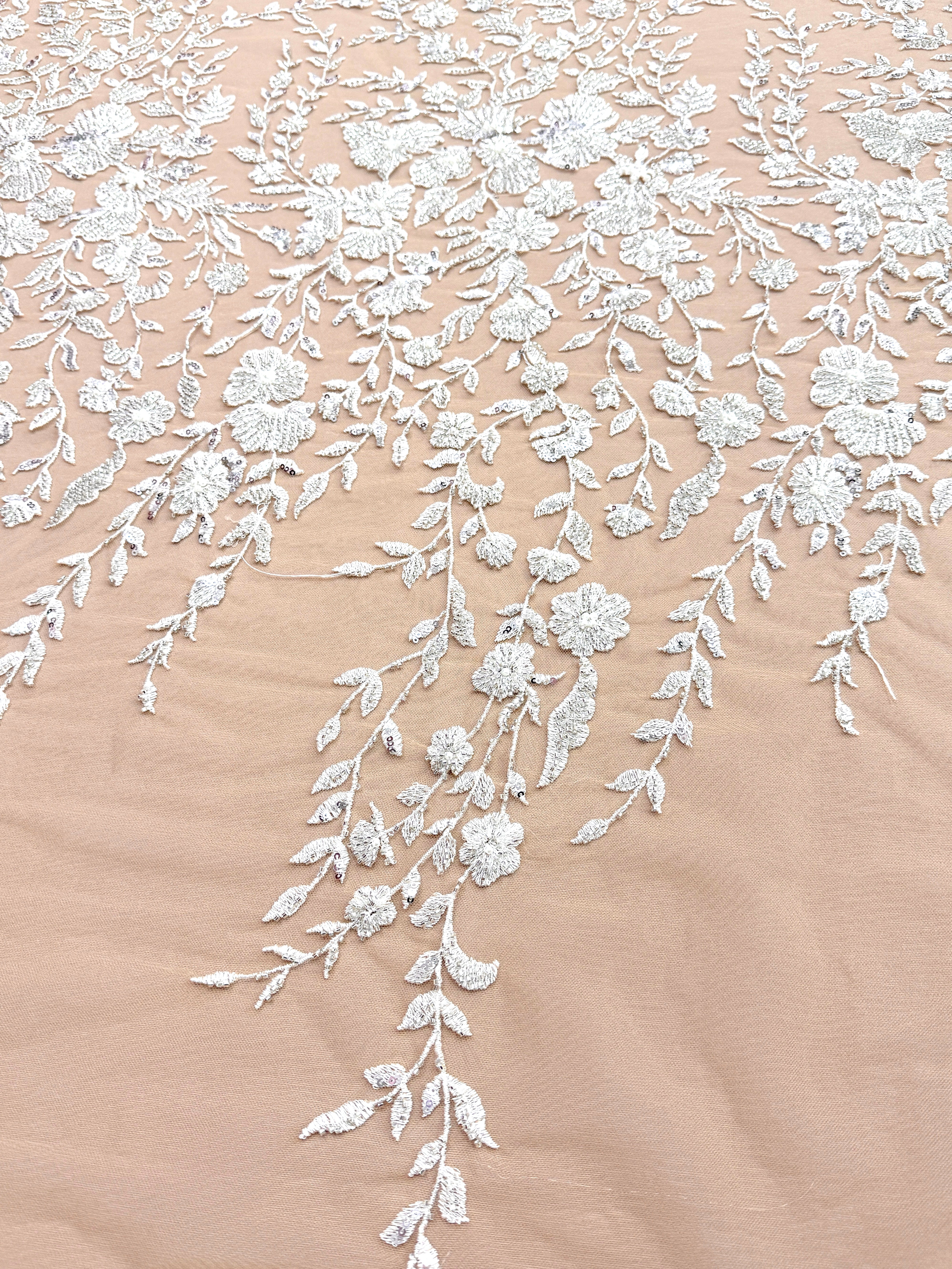 Dantela Couture Argintie pe Tulle Nude, cu Model Floral, cu Perle, Margele si Paiete