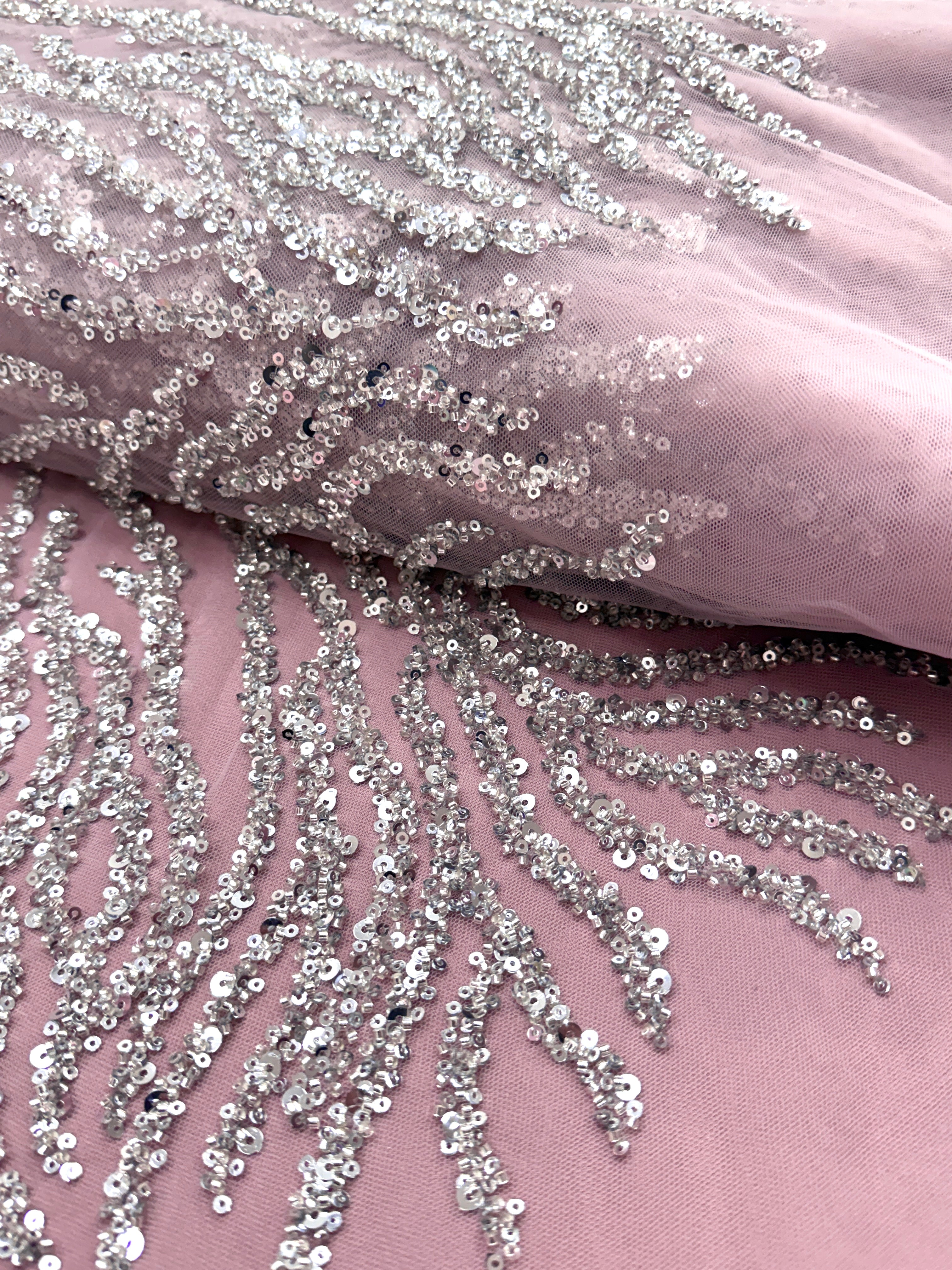 Dantela Couture Argintie pe Tulle Roz cu Siraguri, cu Margele si Paiete