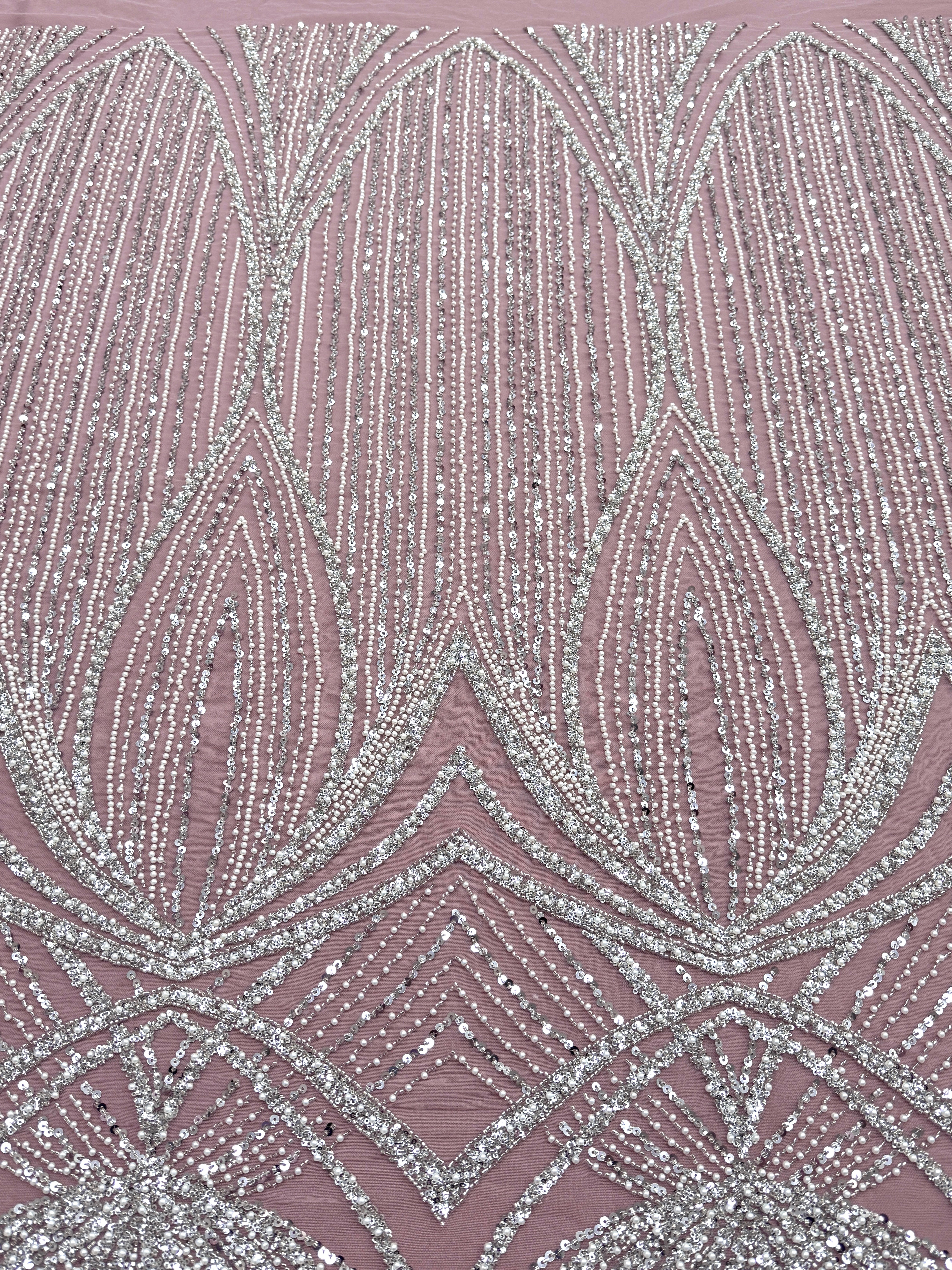 Dantela Couture Argintie pe Tulle Roz cu Model Geometric, cu Perle, Margele si Paiete