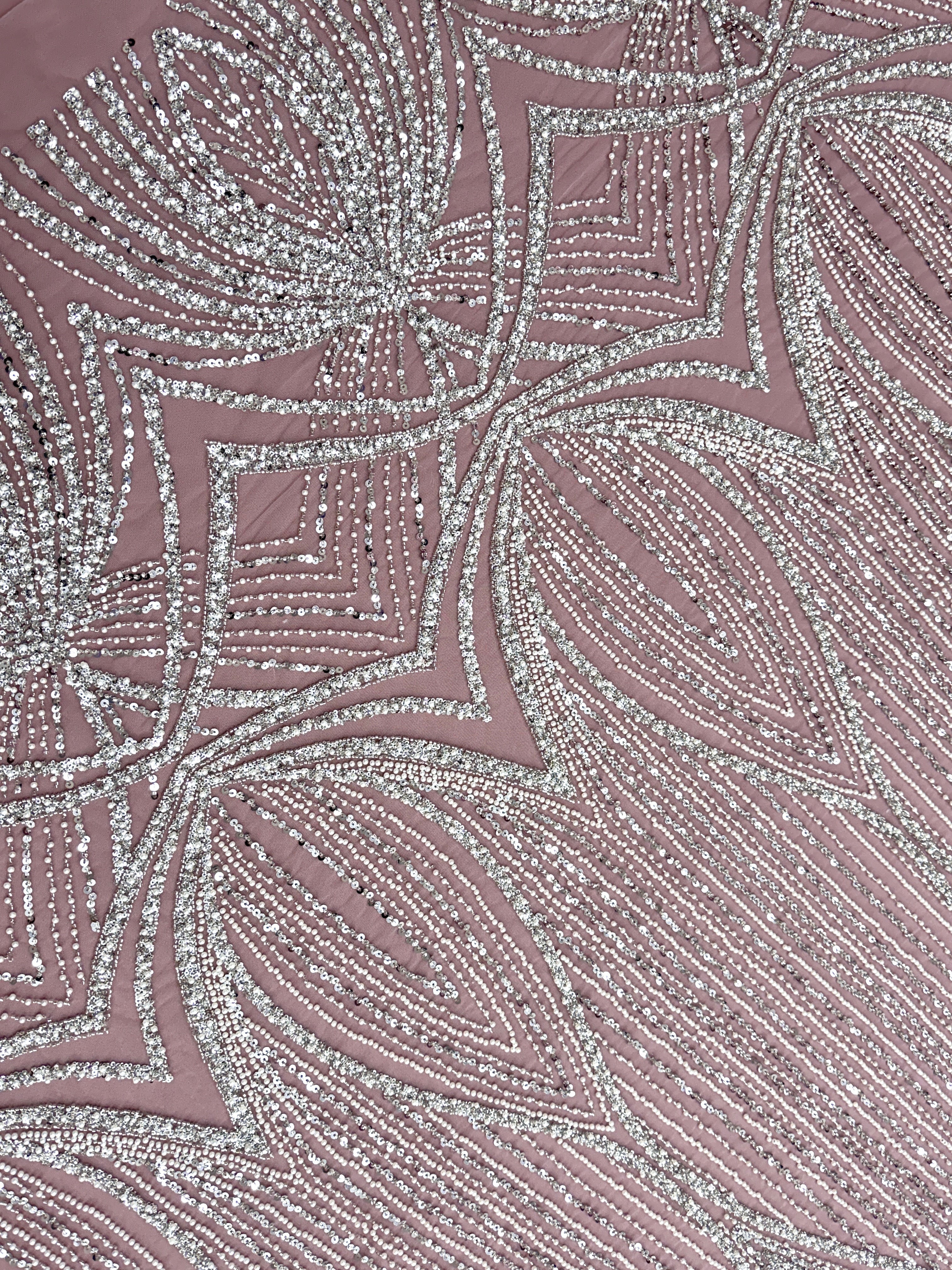 Dantela Couture Argintie pe Tulle Roz cu Model Geometric, cu Perle, Margele si Paiete