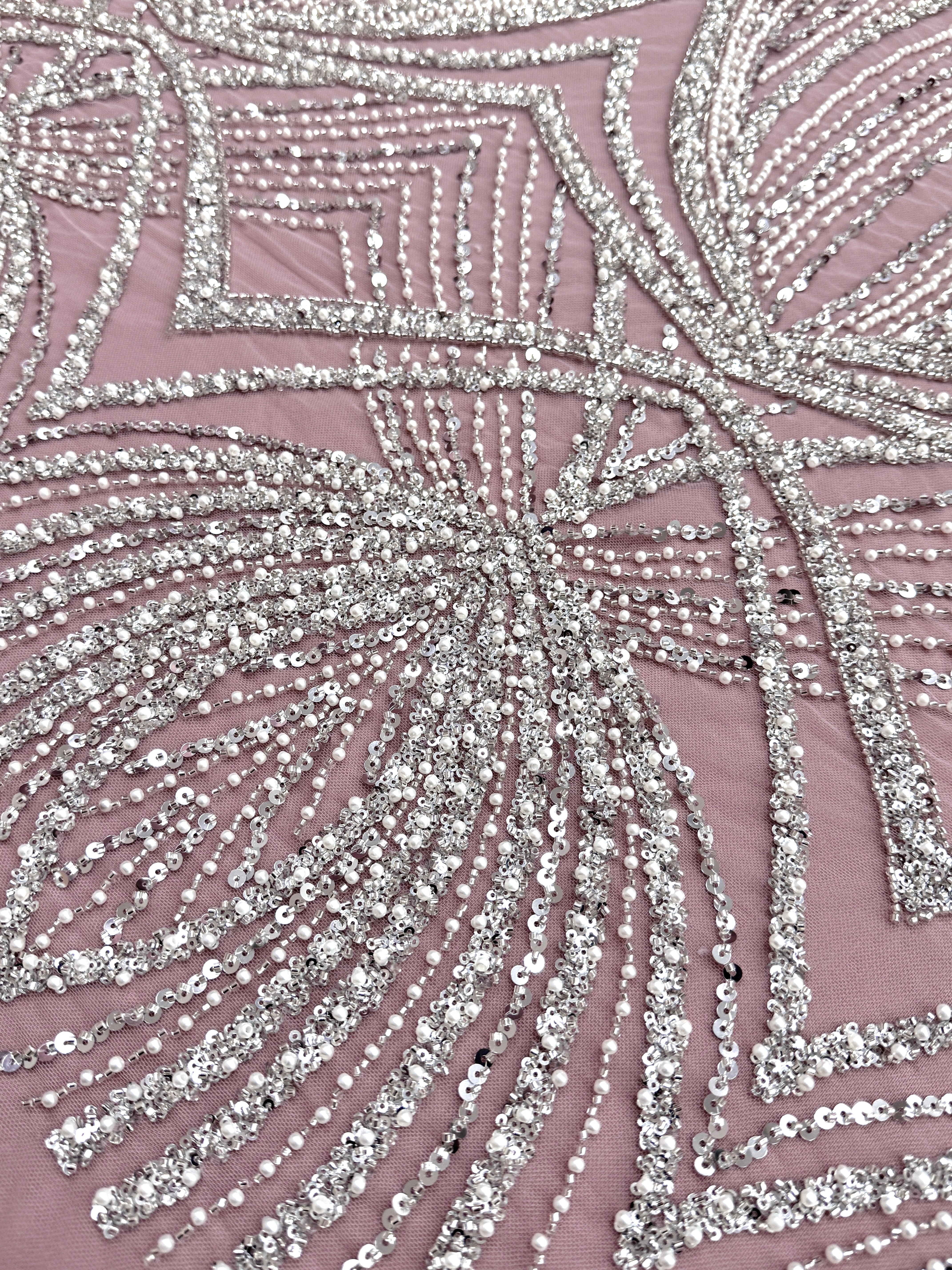 Dantela Couture Argintie pe Tulle Roz cu Model Geometric, cu Perle, Margele si Paiete