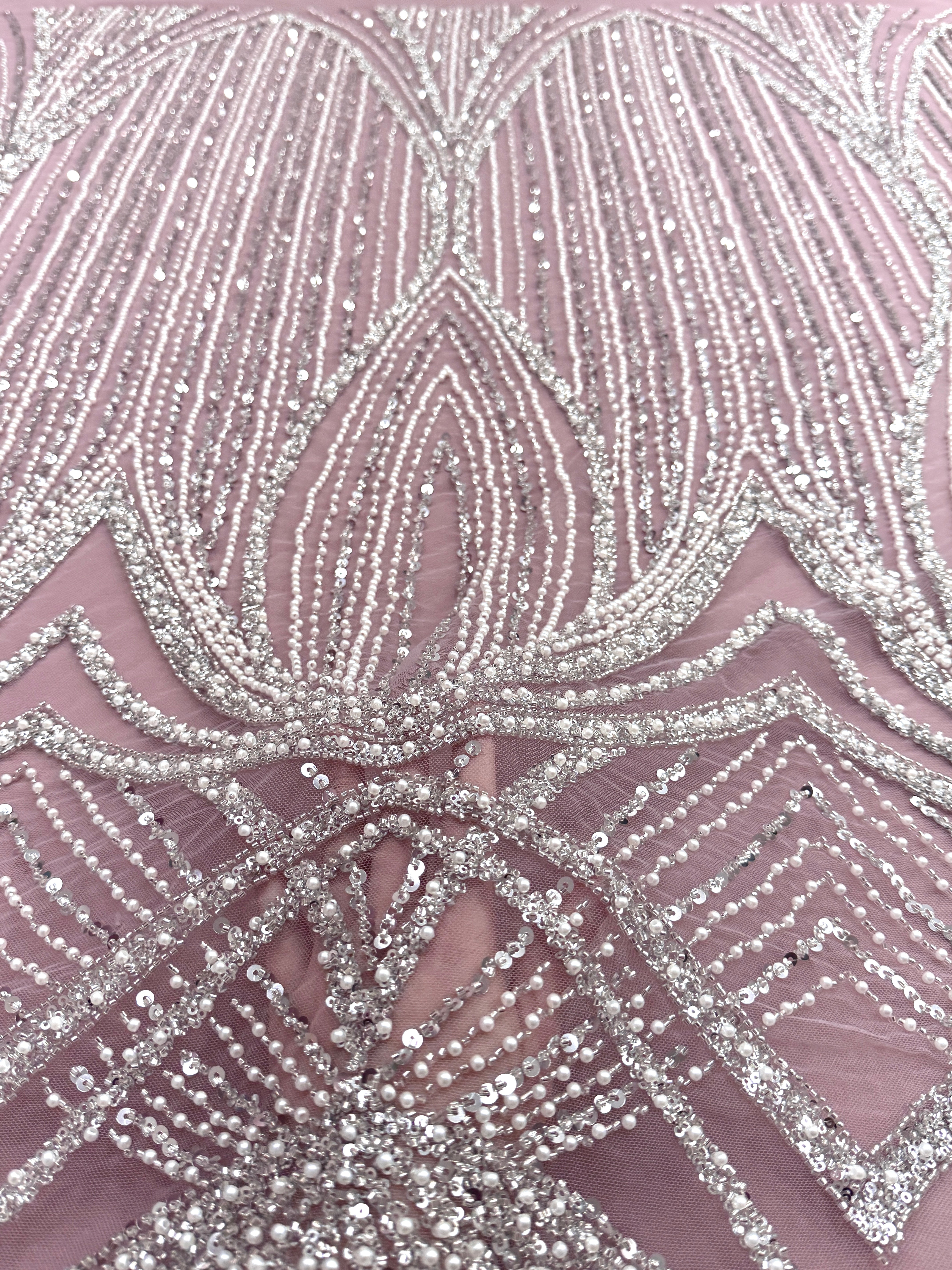 Dantela Couture Argintie pe Tulle Roz cu Model Geometric, cu Perle, Margele si Paiete
