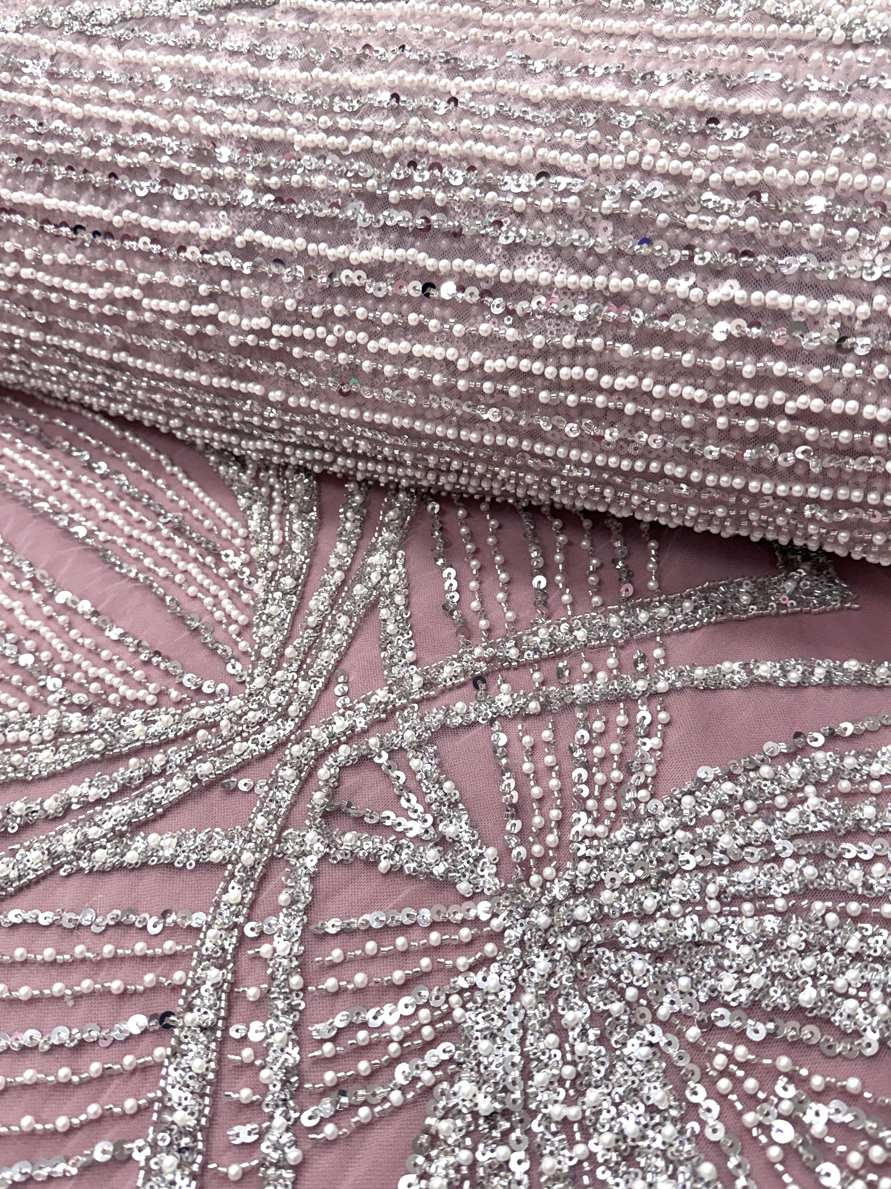 Dantela Couture Argintie pe Tulle Roz cu Model Geometric, cu Perle, Margele si Paiete
