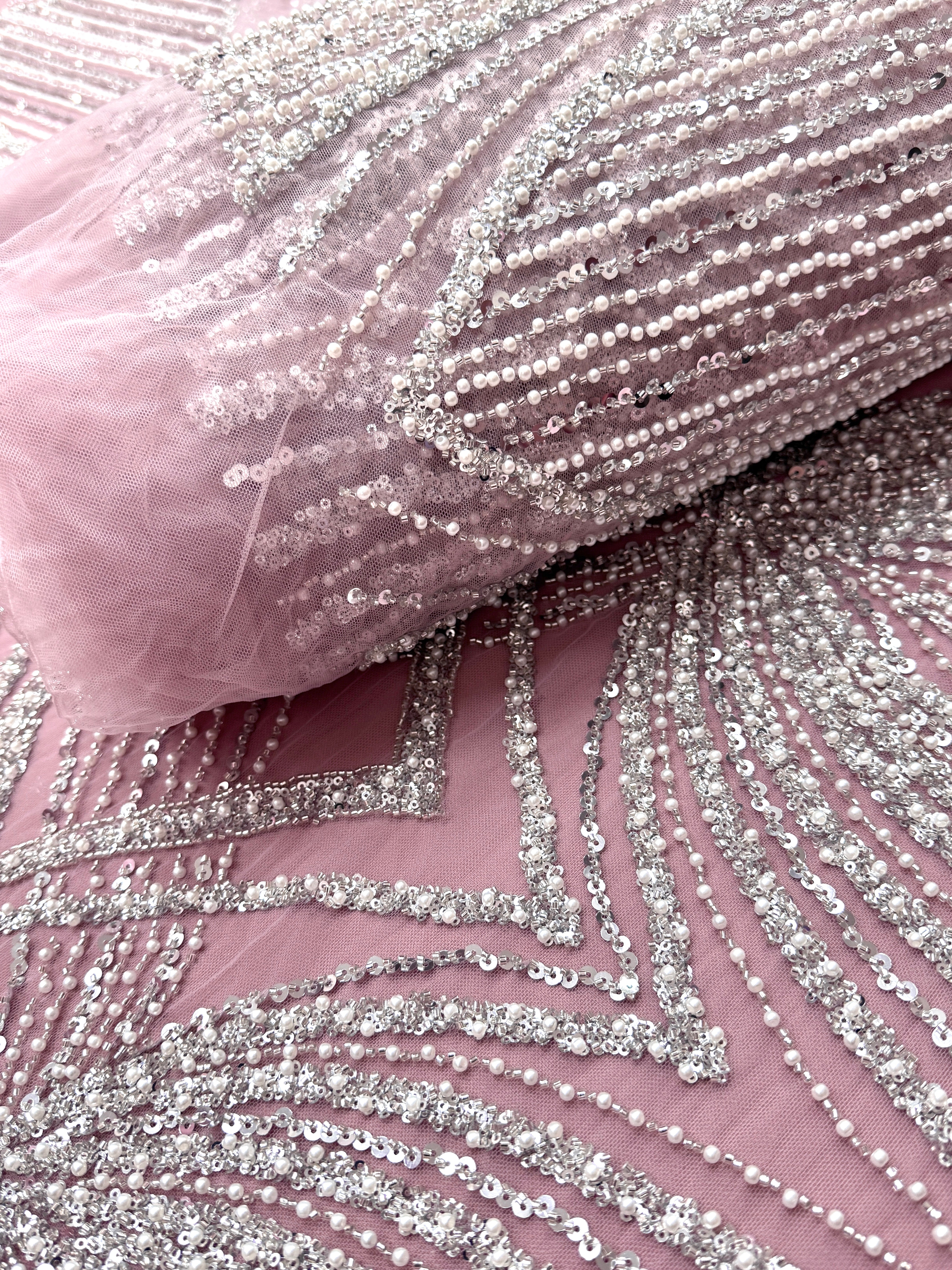 Dantela Couture Argintie pe Tulle Roz cu Model Geometric, cu Perle, Margele si Paiete