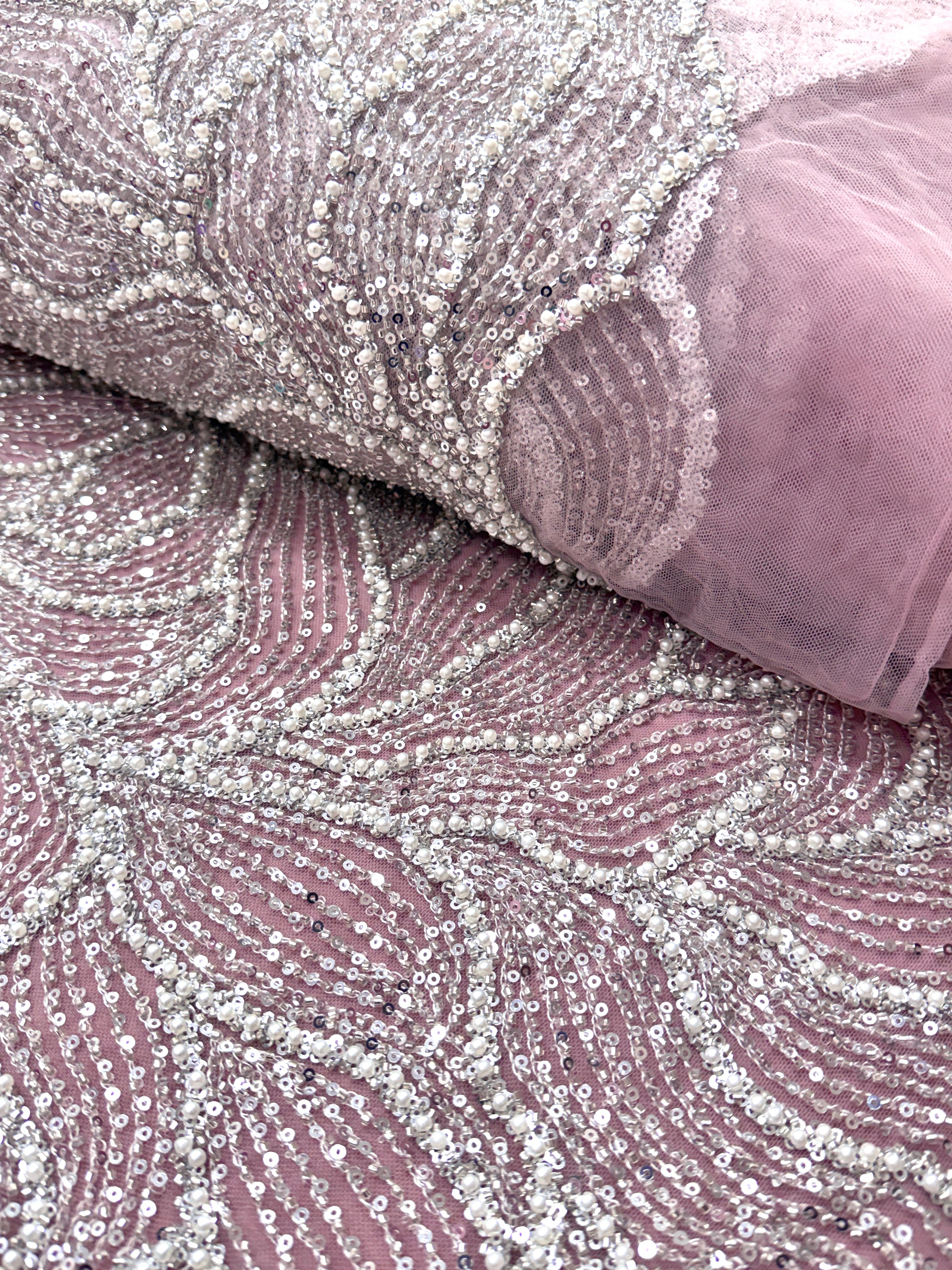 Dantela Couture Argintie pe Tulle Roz cu Model Geometric, cu Perle, Margele si Paiete