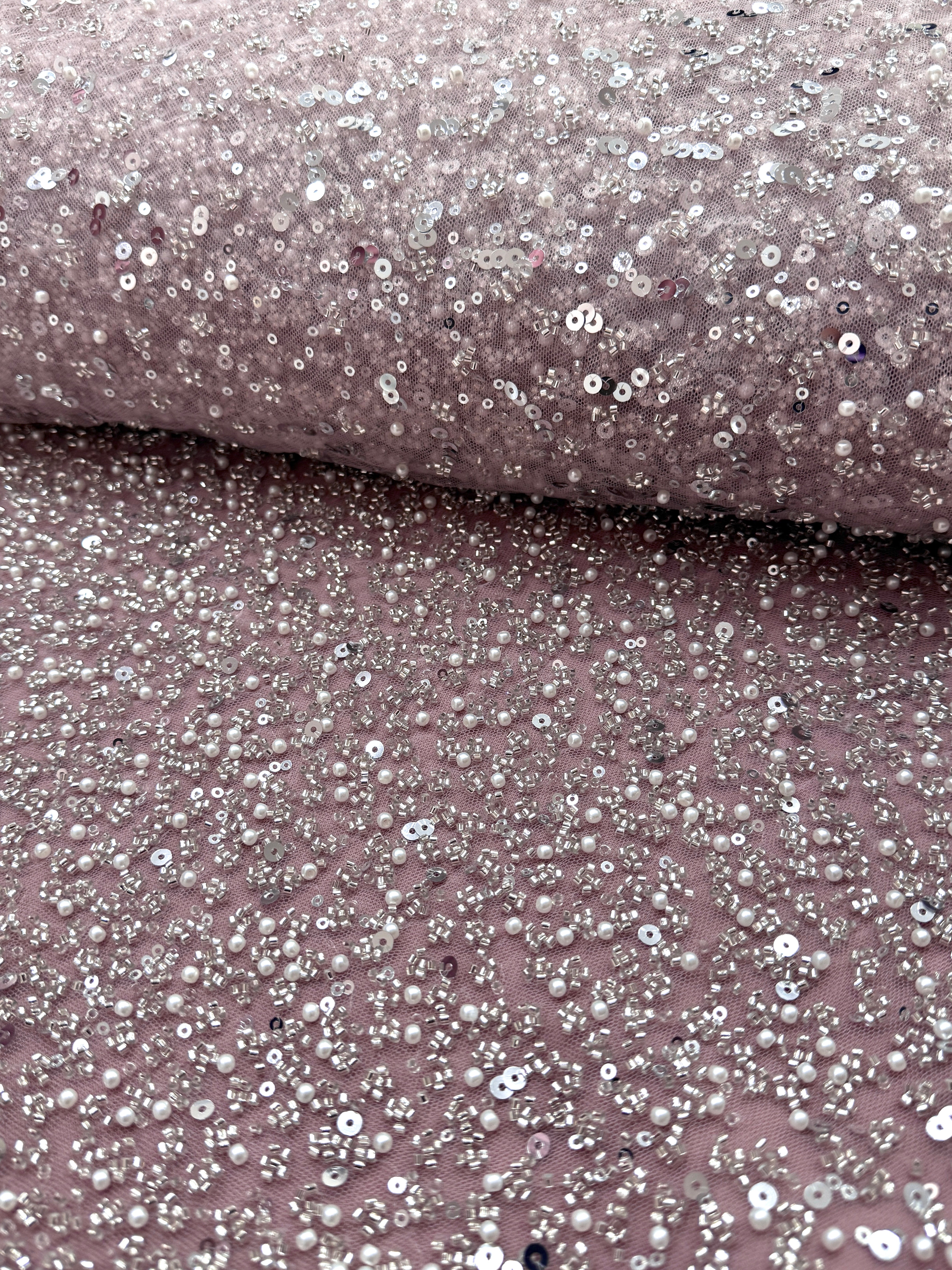 Dantela Couture Argintie pe Tulle Roz in Degrade, cu Perle, Margele si Paiete