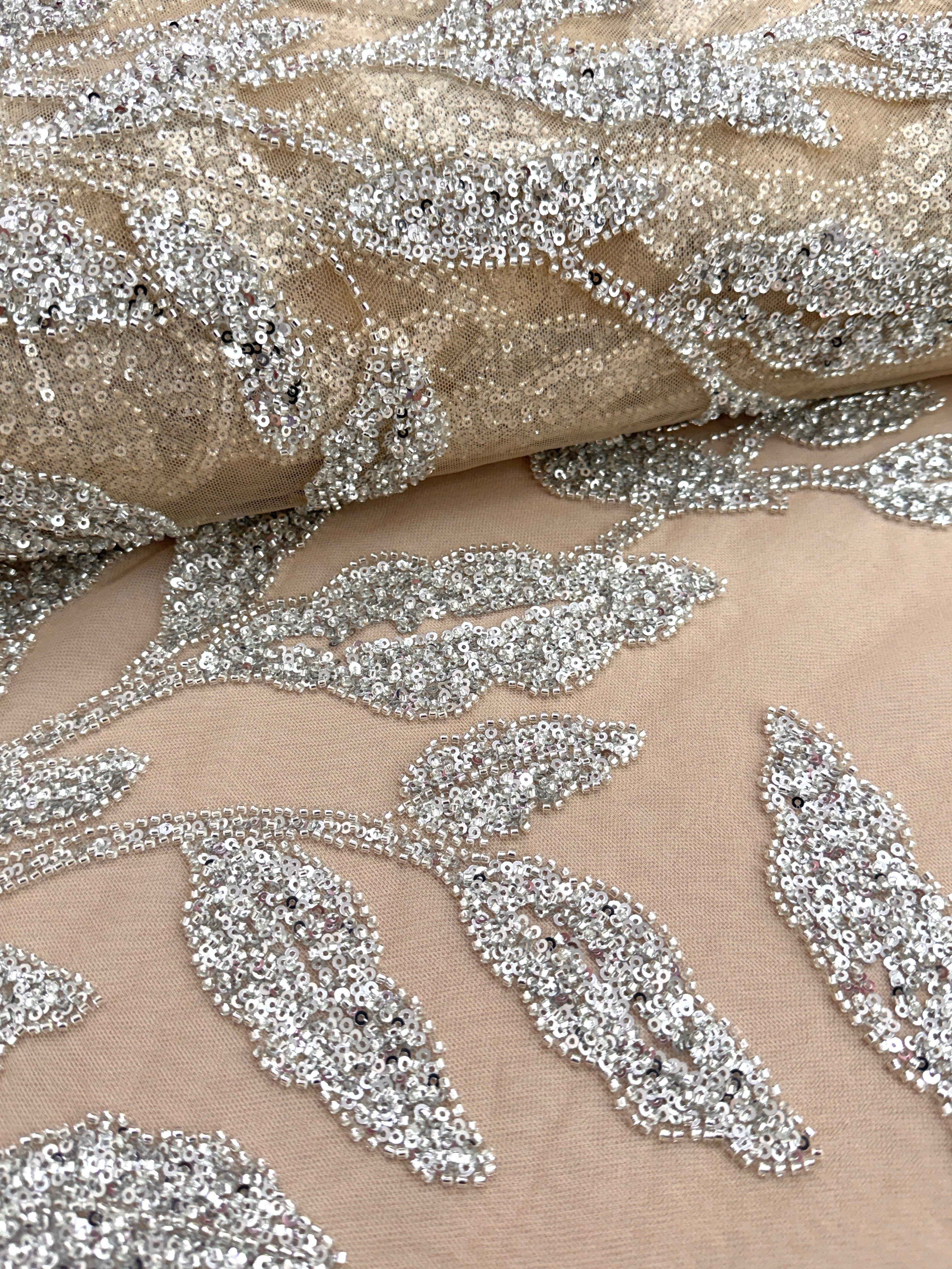 Dantela Couture Argintie pe Tulle Nude cu Model Floral, Margele si Paiete