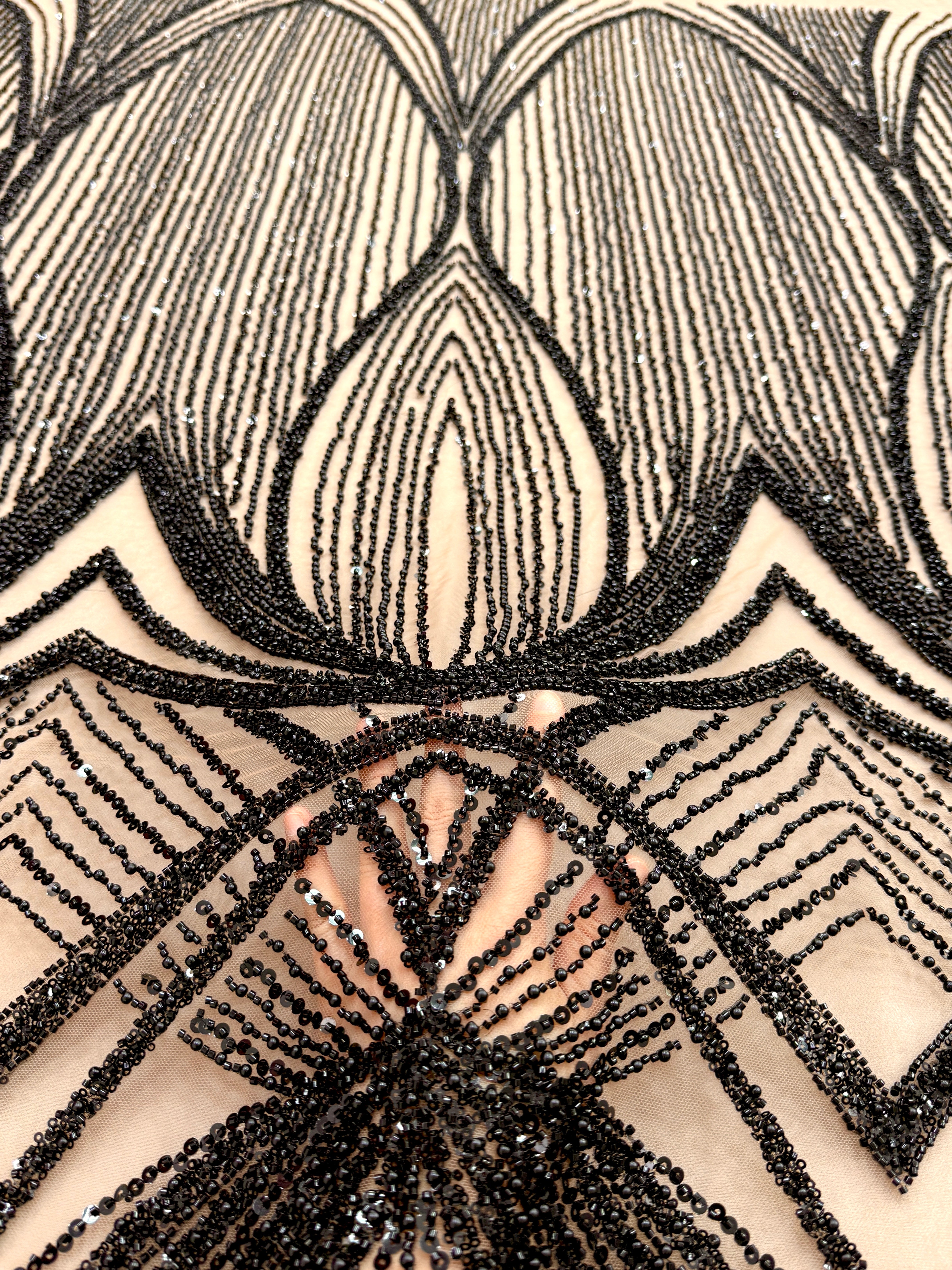 Dantela Couture Neagra pe Tulle Nude cu Model Geometric, cu Perle, Margele si Paiete