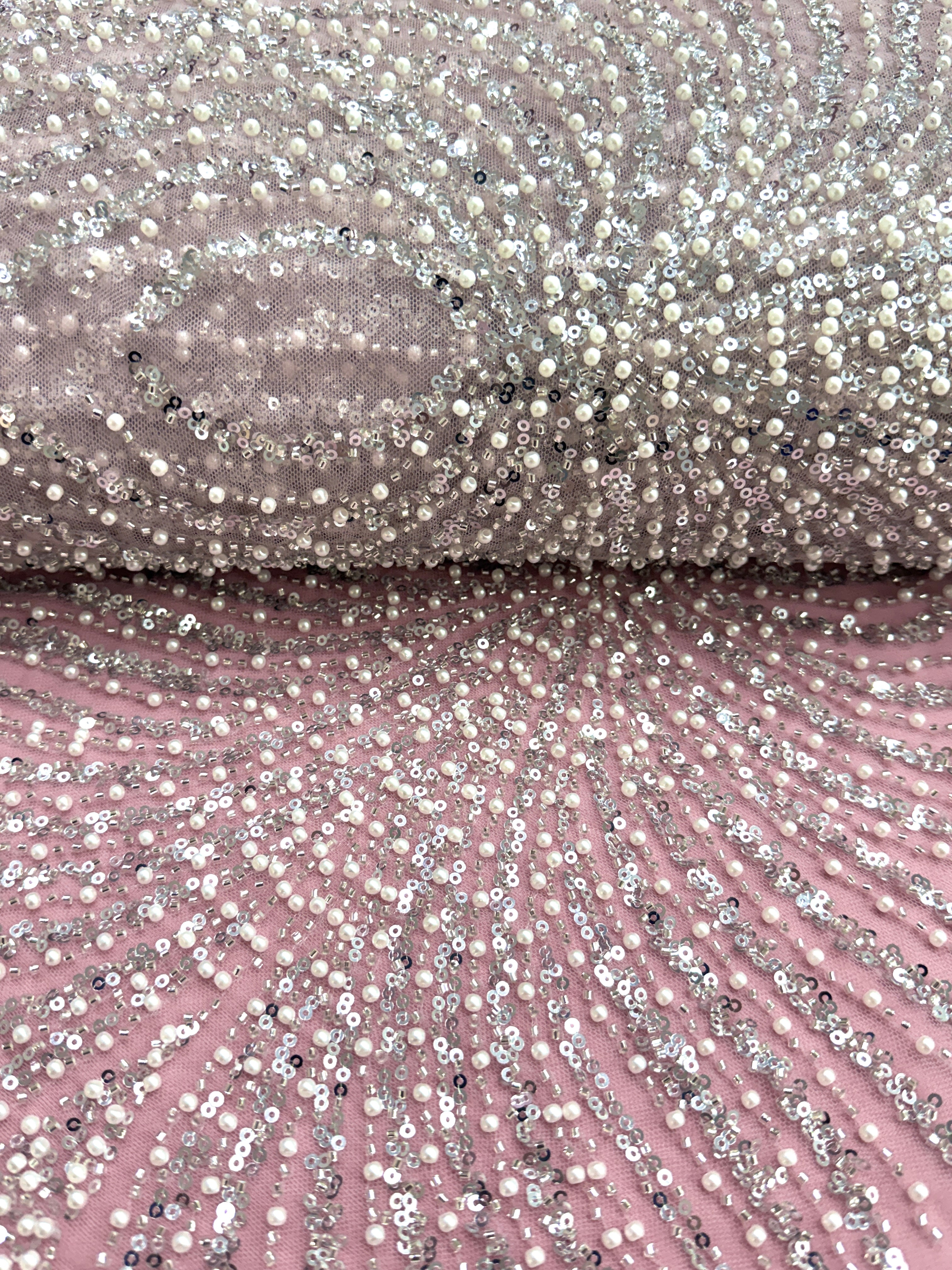 Dantela Couture Argintie pe Tulle Roz cu Panou, cu Margele si Paiete