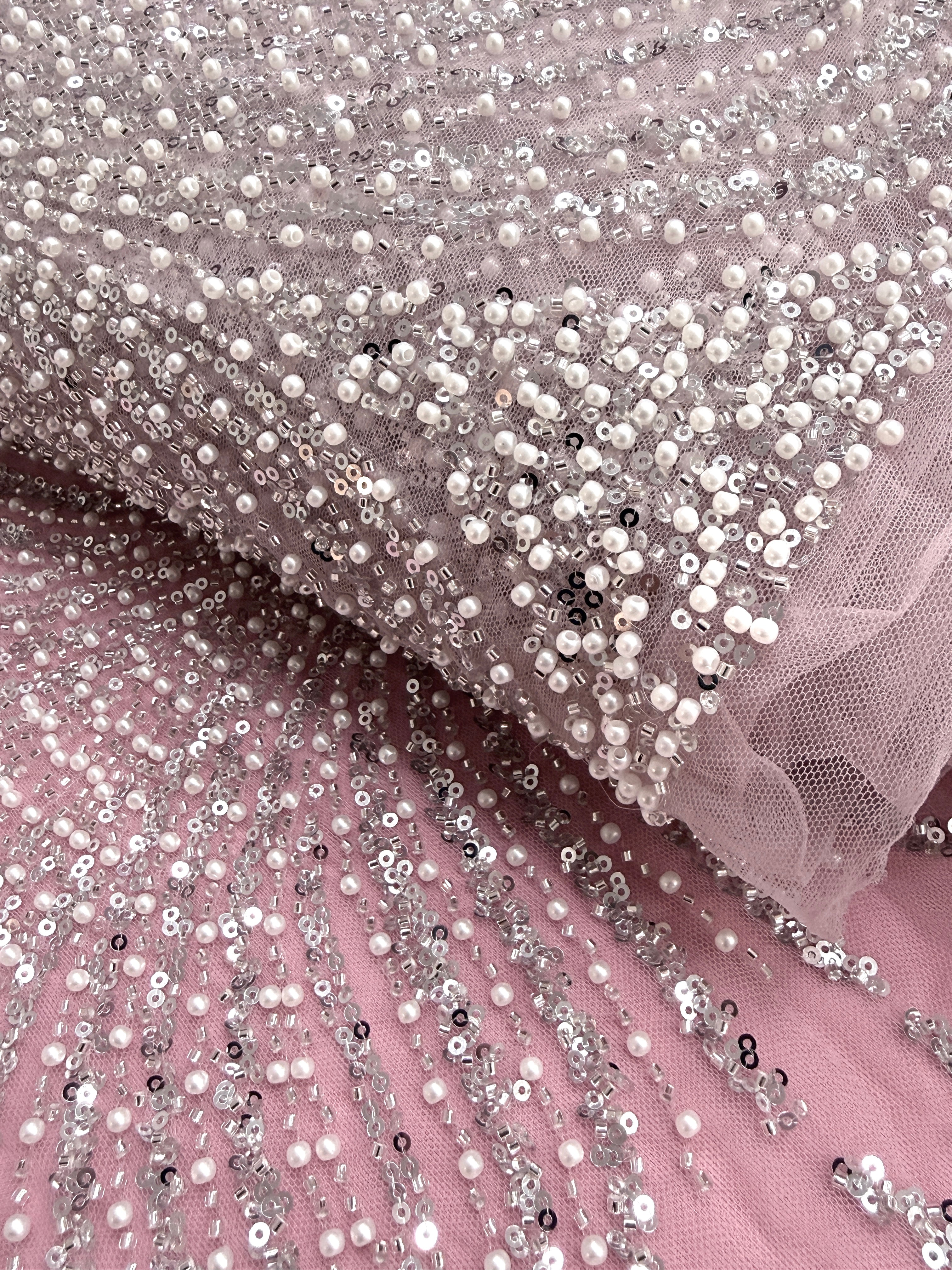 Dantela Couture Argintie pe Tulle Roz cu Panou, cu Margele si Paiete