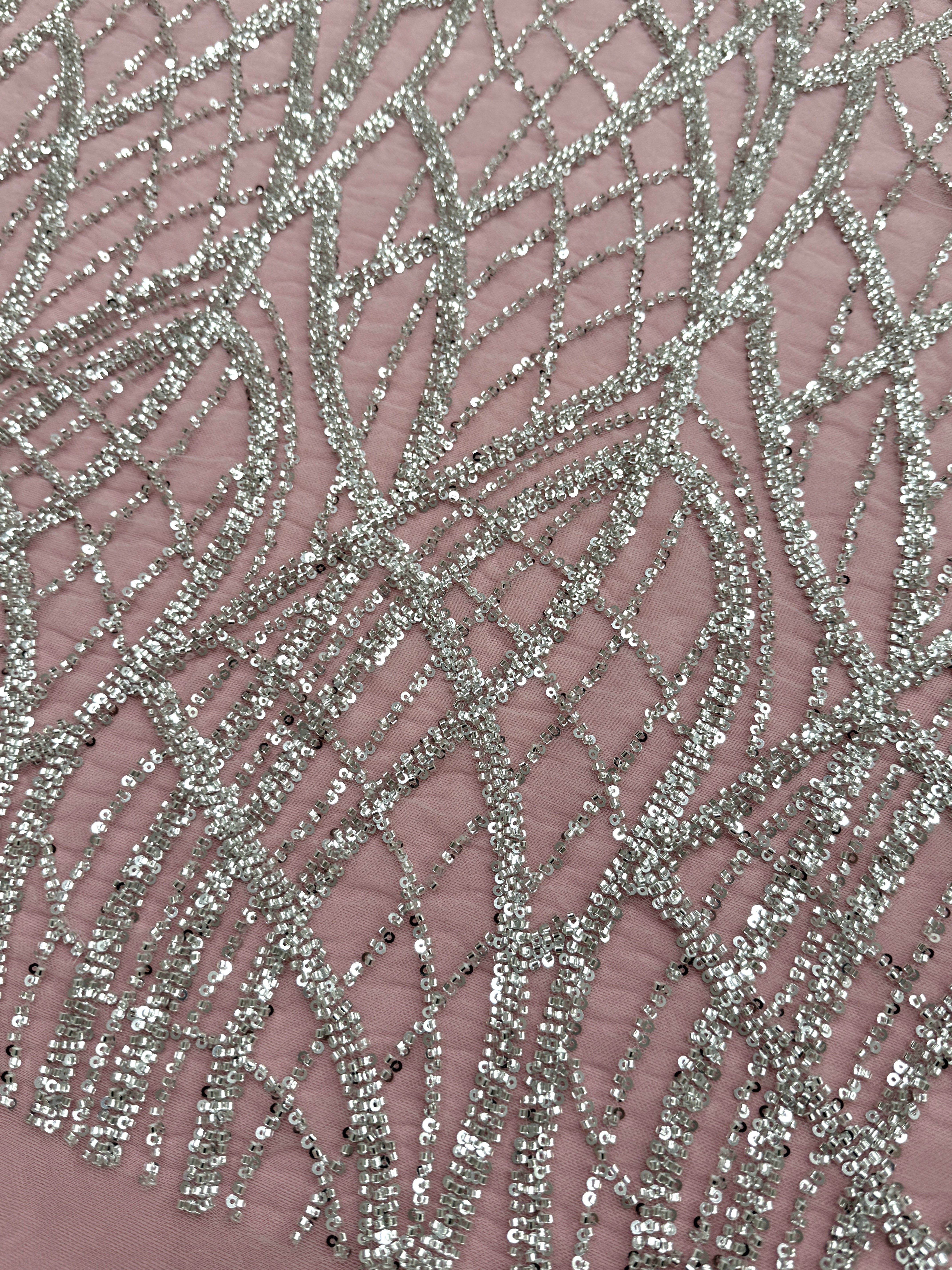 Dantela Couture Argintie pe Tulle Roz cu Model Liniar, cu Margele si Paiete