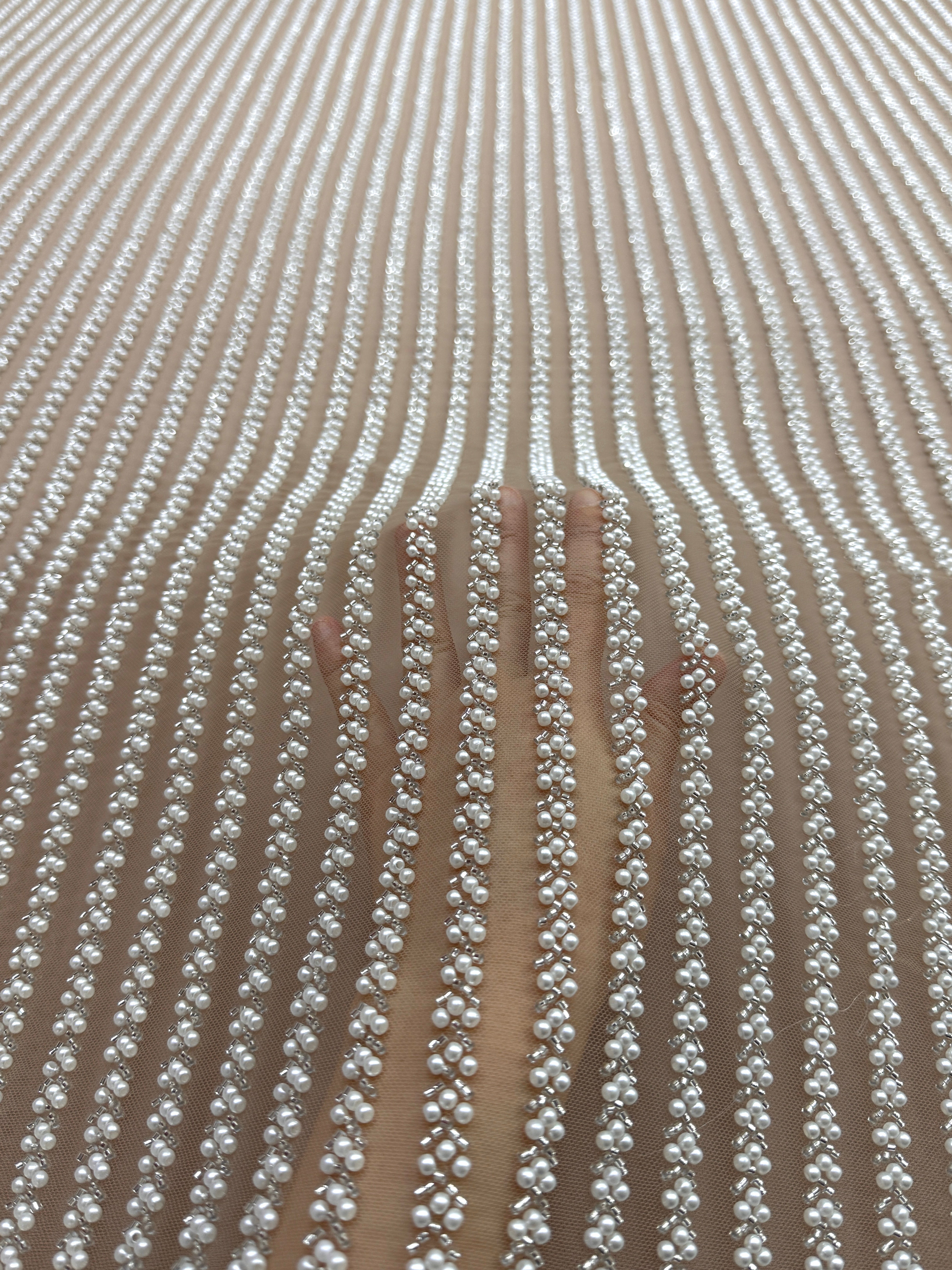 Dantela Couture Argintie pe Tulle Nude cu Model Liniar, cu Perle si Margele