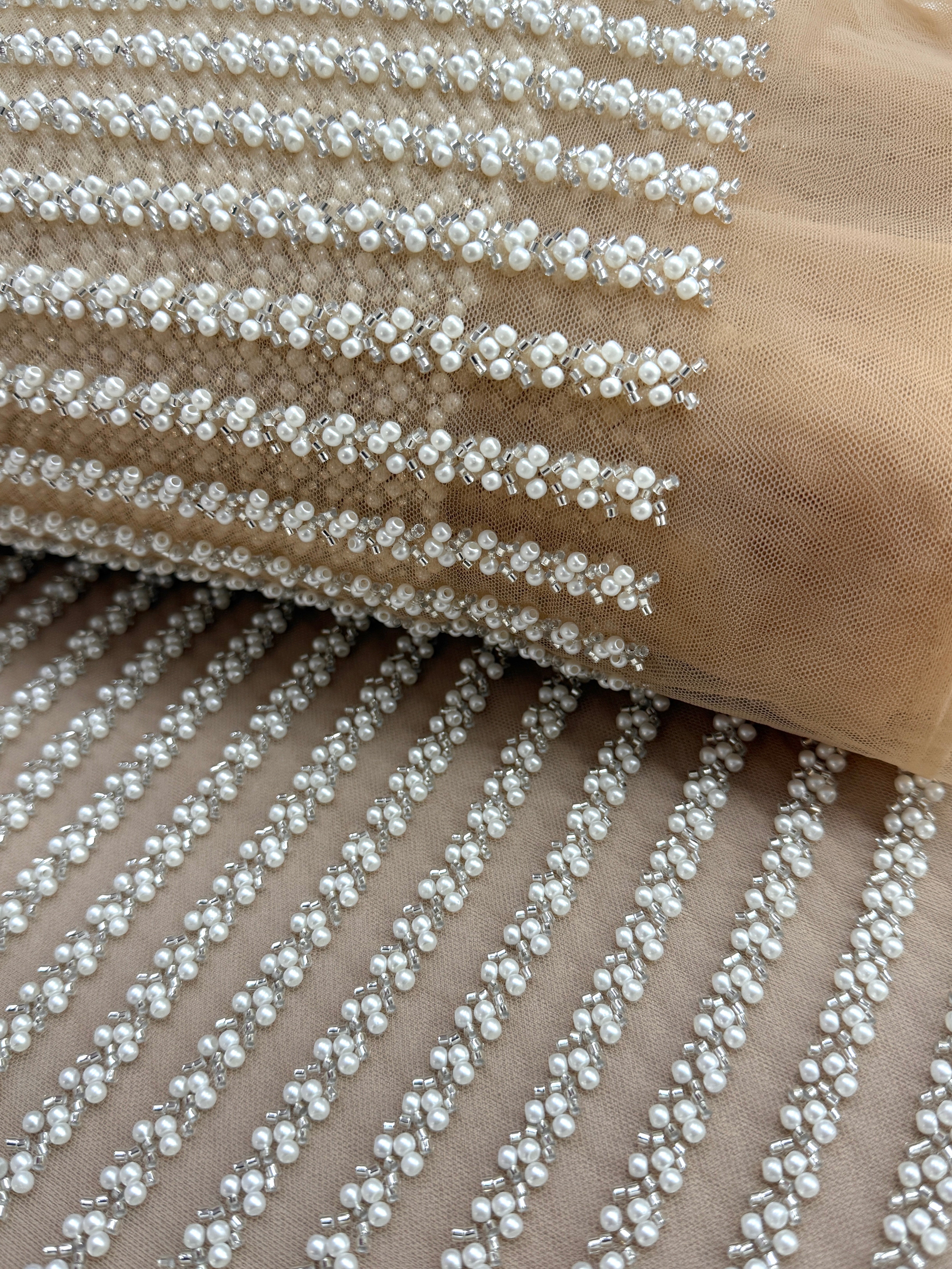 Dantela Couture Argintie pe Tulle Nude cu Model Liniar, cu Perle si Margele