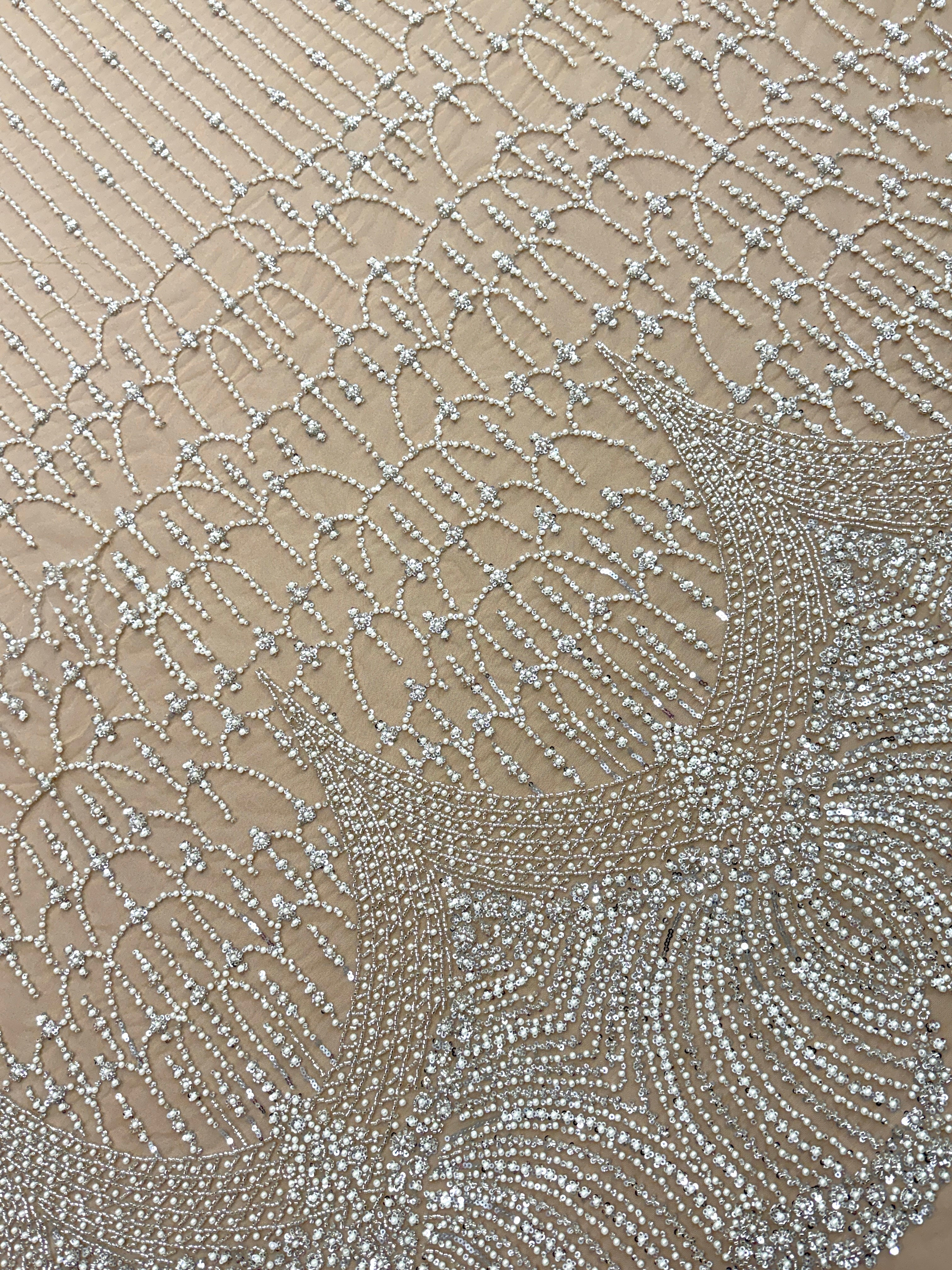 Dantela Couture Argintie pe Tulle Nude cu Model Geometric, cu Perle, Margele si Paiete