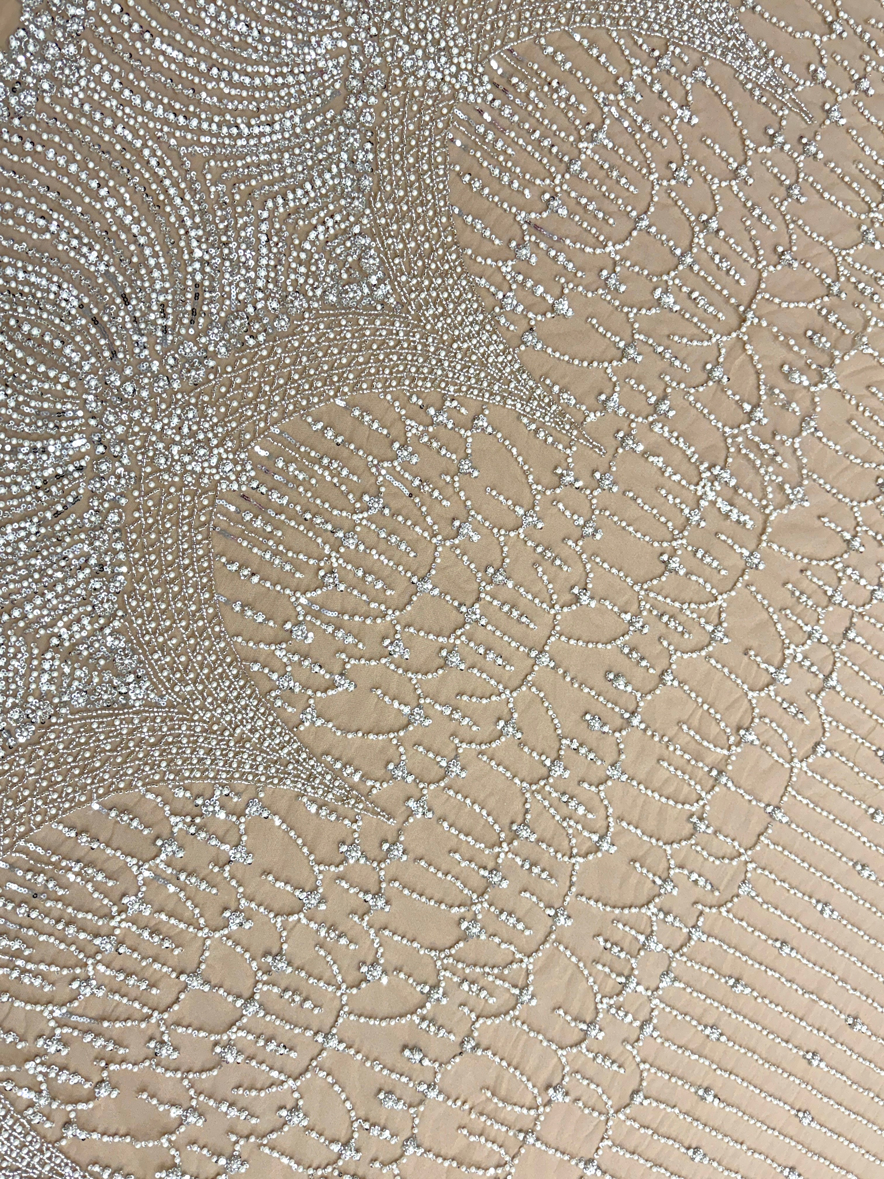 Dantela Couture Argintie pe Tulle Nude cu Model Geometric, cu Perle, Margele si Paiete