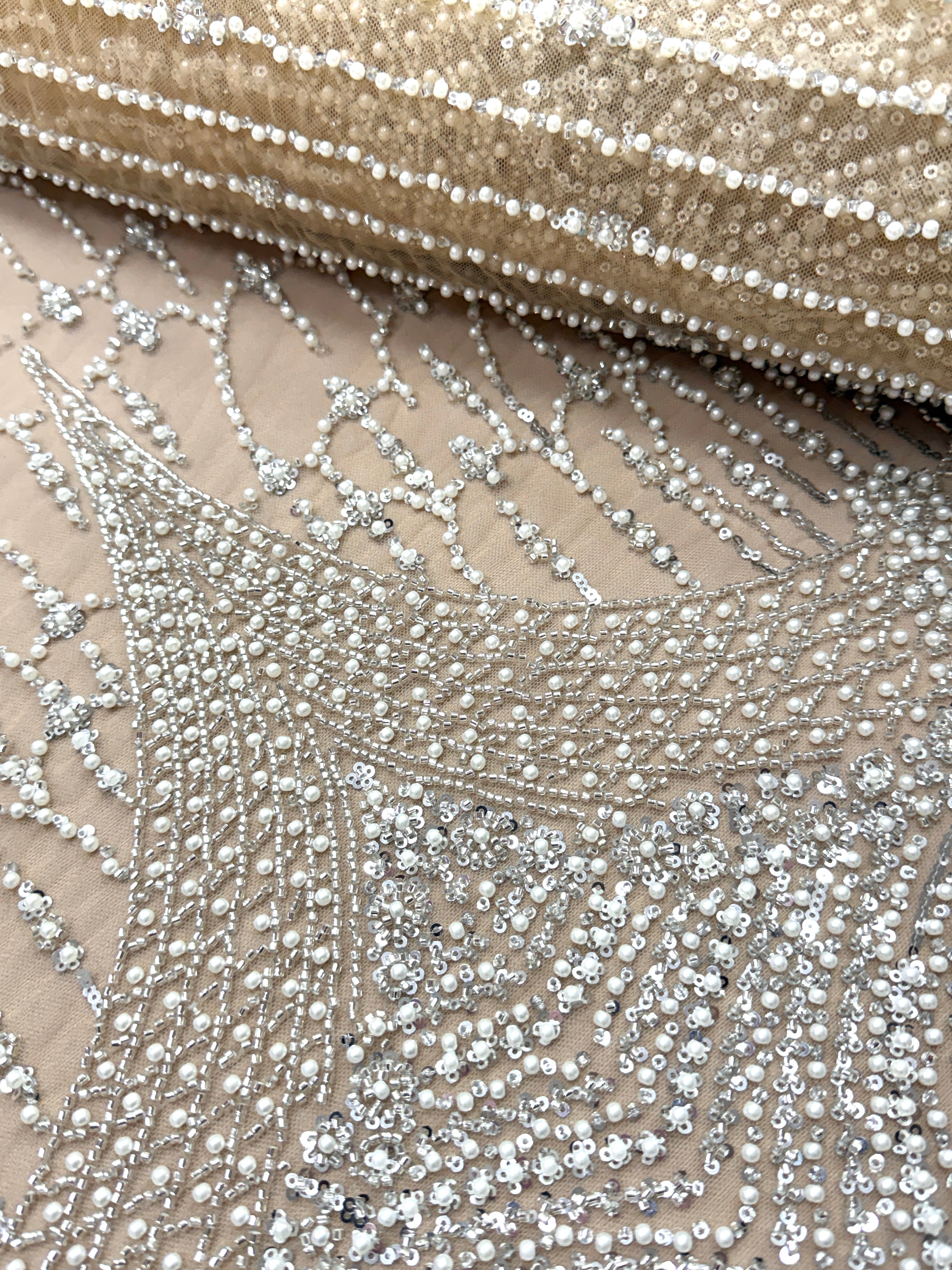Dantela Couture Argintie pe Tulle Nude cu Model Geometric, cu Perle, Margele si Paiete