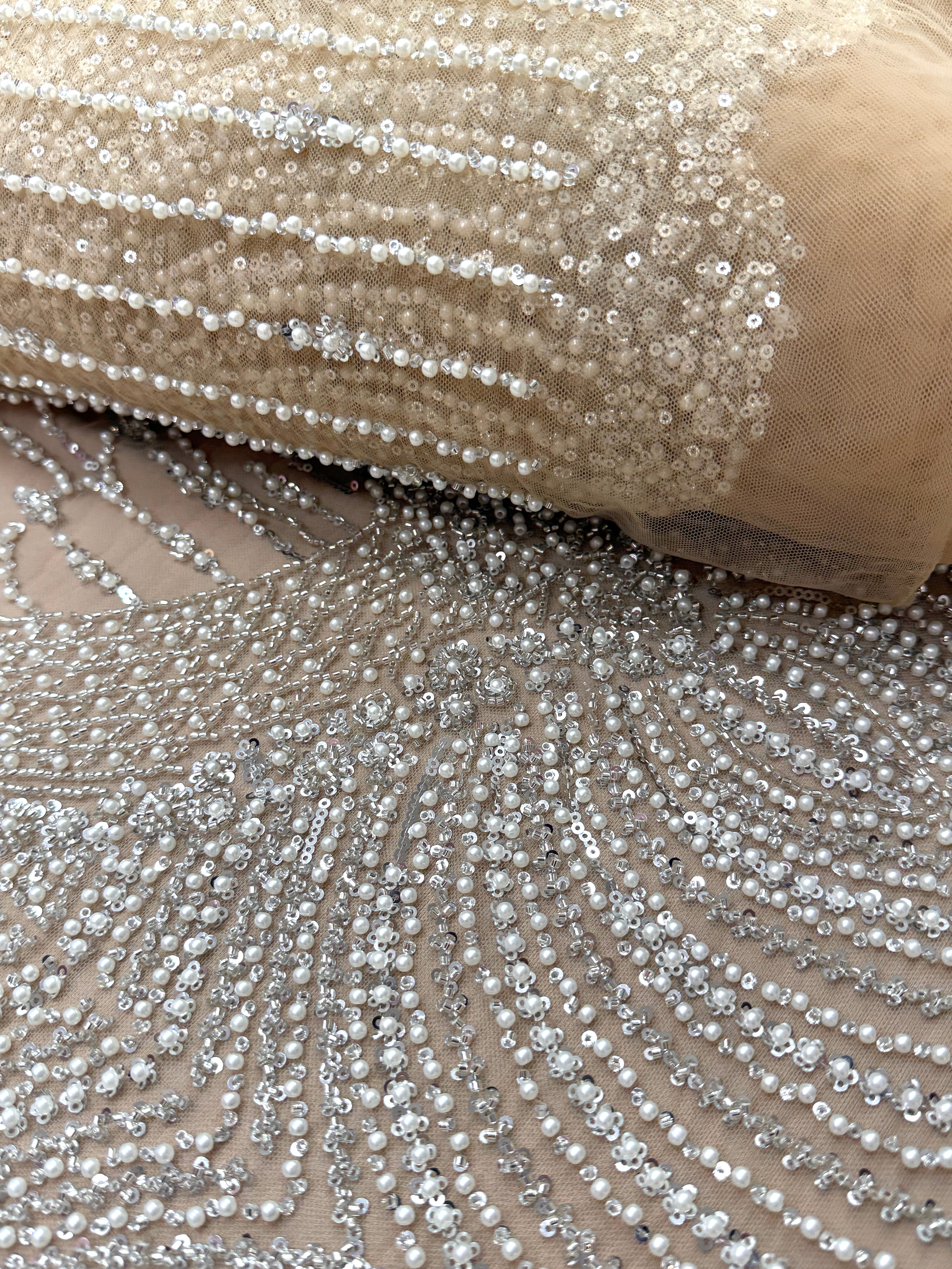 Dantela Couture Argintie pe Tulle Nude cu Model Geometric, cu Perle, Margele si Paiete