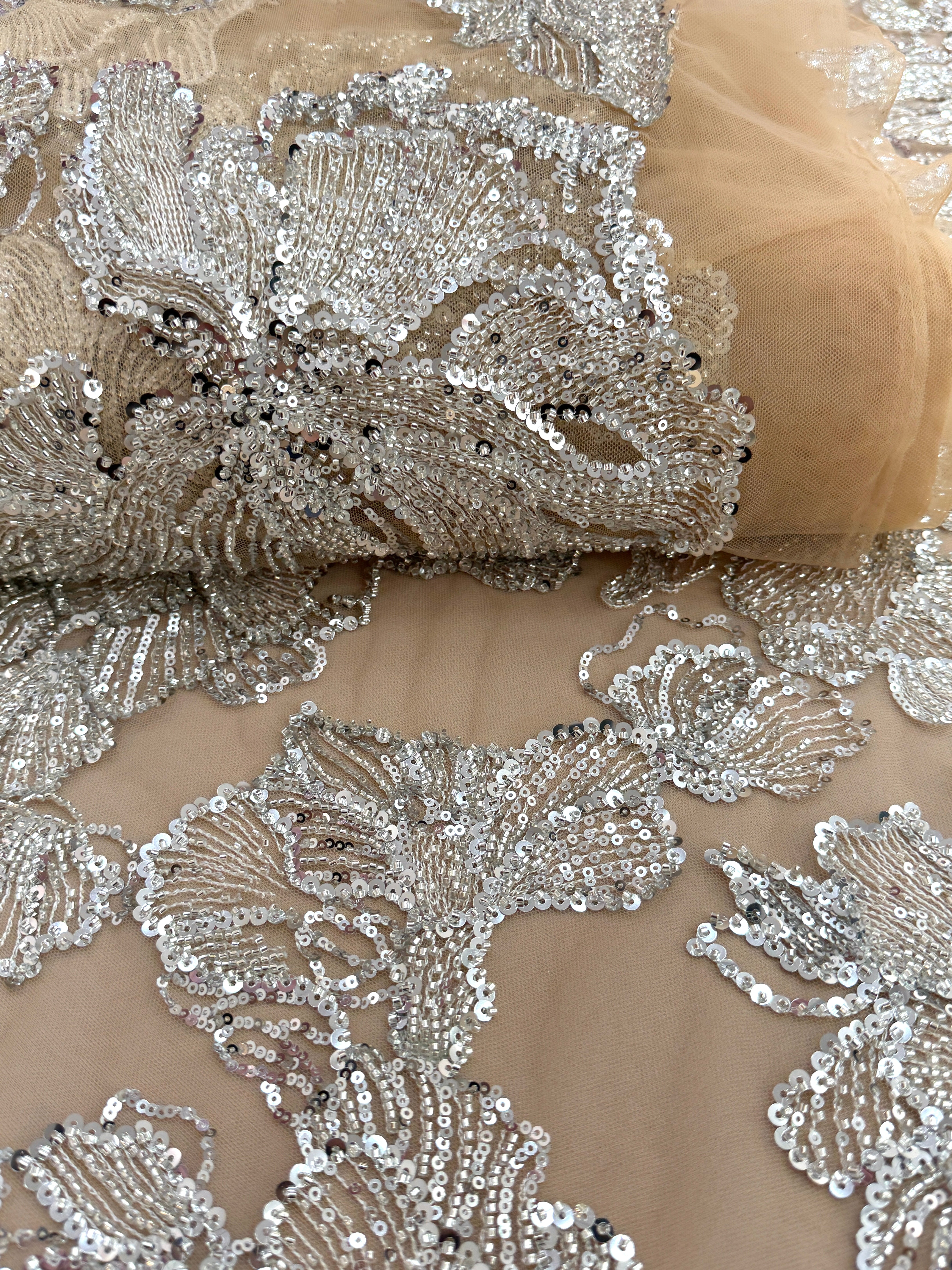 Dantela Couture Argintie pe Tulle Nude cu Model Floral, cu Margele si Paiete