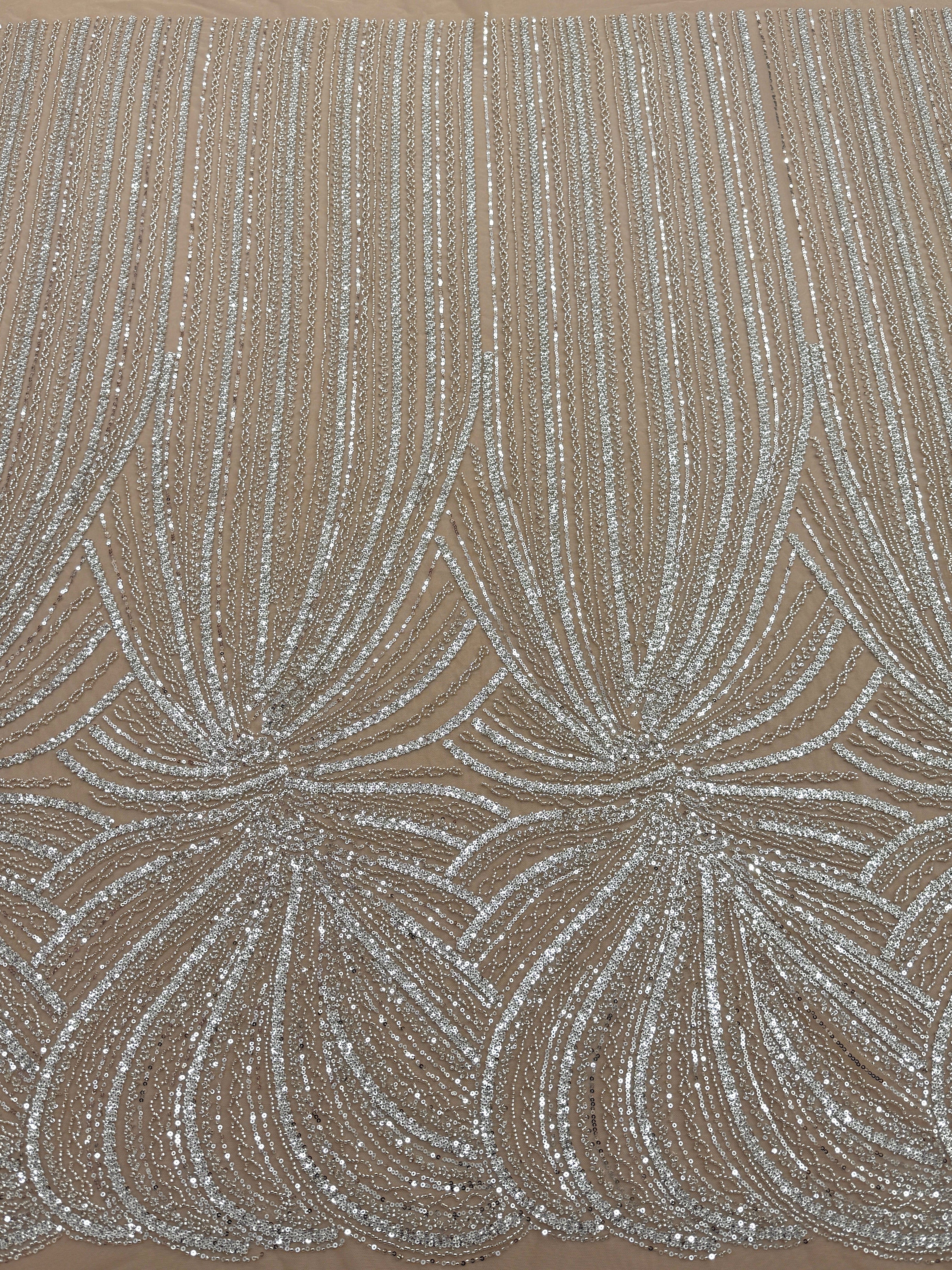 Dantela Couture Argintie pe Tulle Nude cu Model Liniar, cu Margele si Paiete