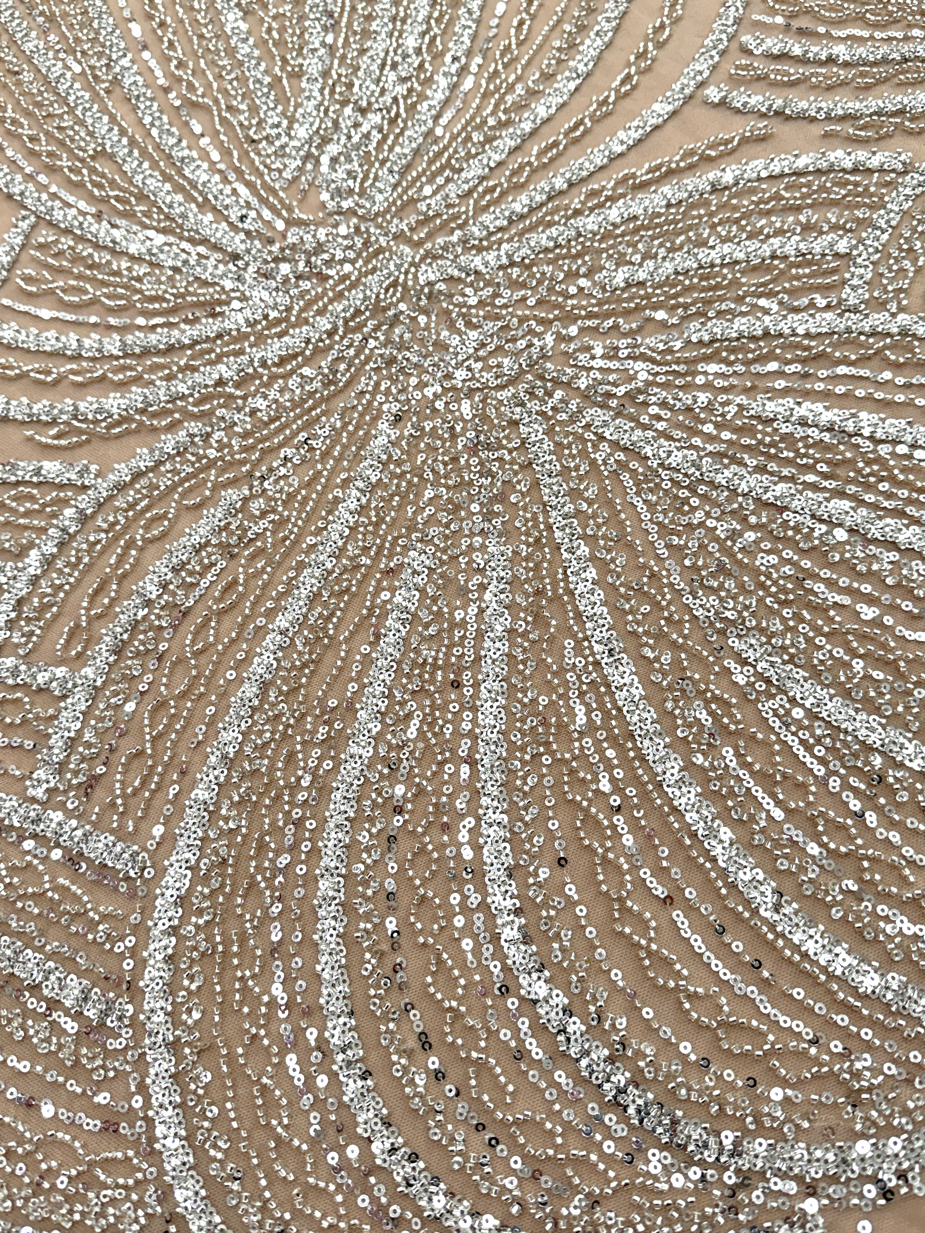 Dantela Couture Argintie pe Tulle Nude cu Model Liniar, cu Margele si Paiete