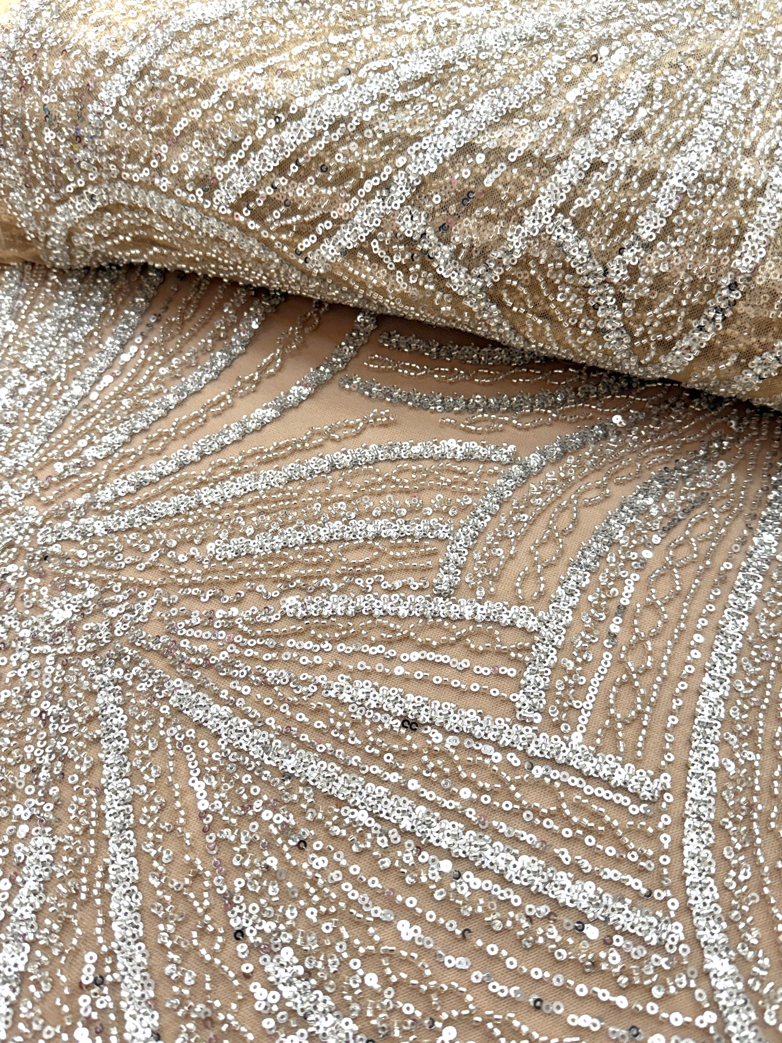 Dantela Couture Argintie pe Tulle Nude cu Model Liniar, cu Margele si Paiete