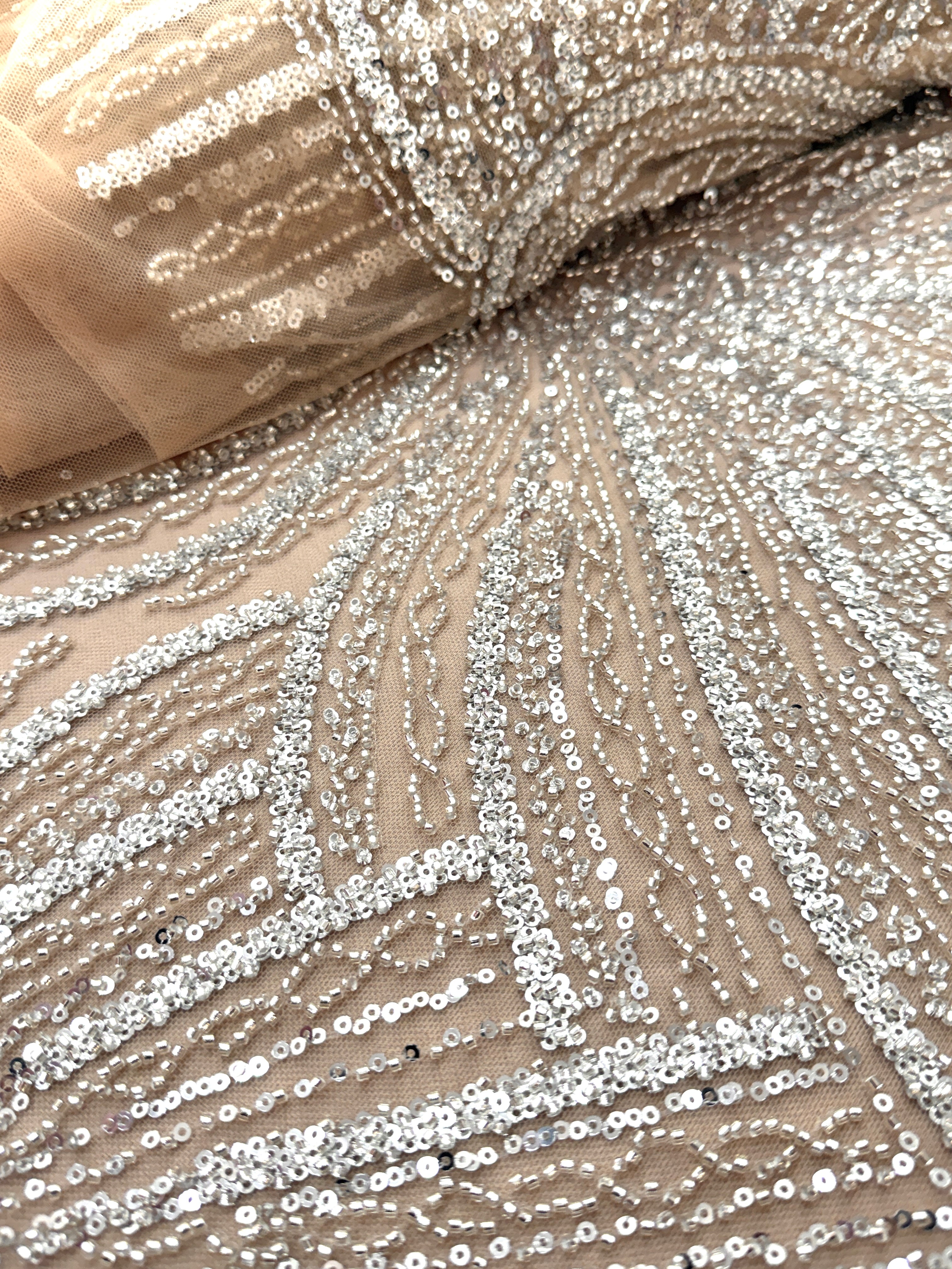 Dantela Couture Argintie pe Tulle Nude cu Model Liniar, cu Margele si Paiete