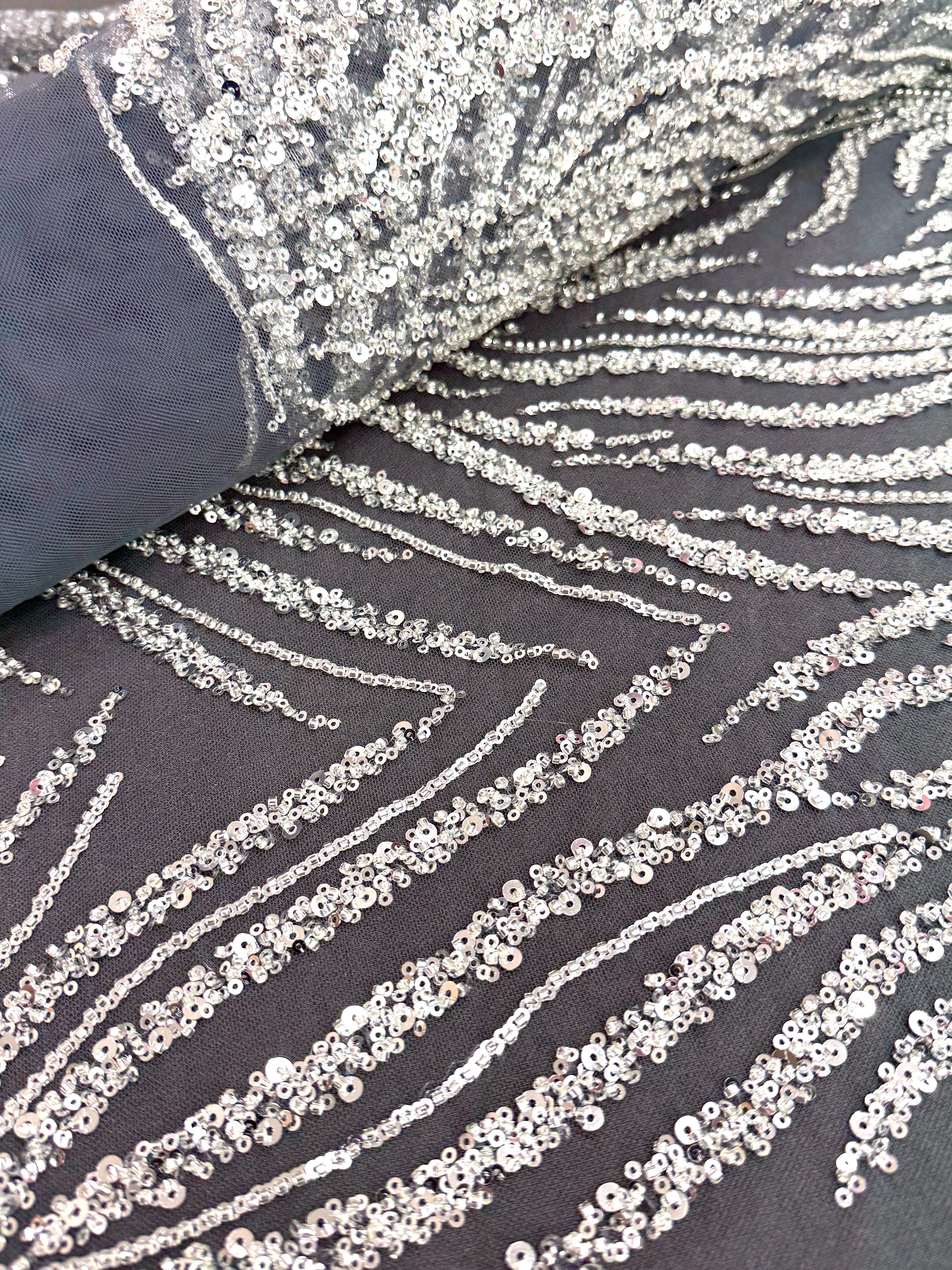Dantela Couture Argintie pe Tulle Antracit cu Siraguri, cu Margele si Paiete