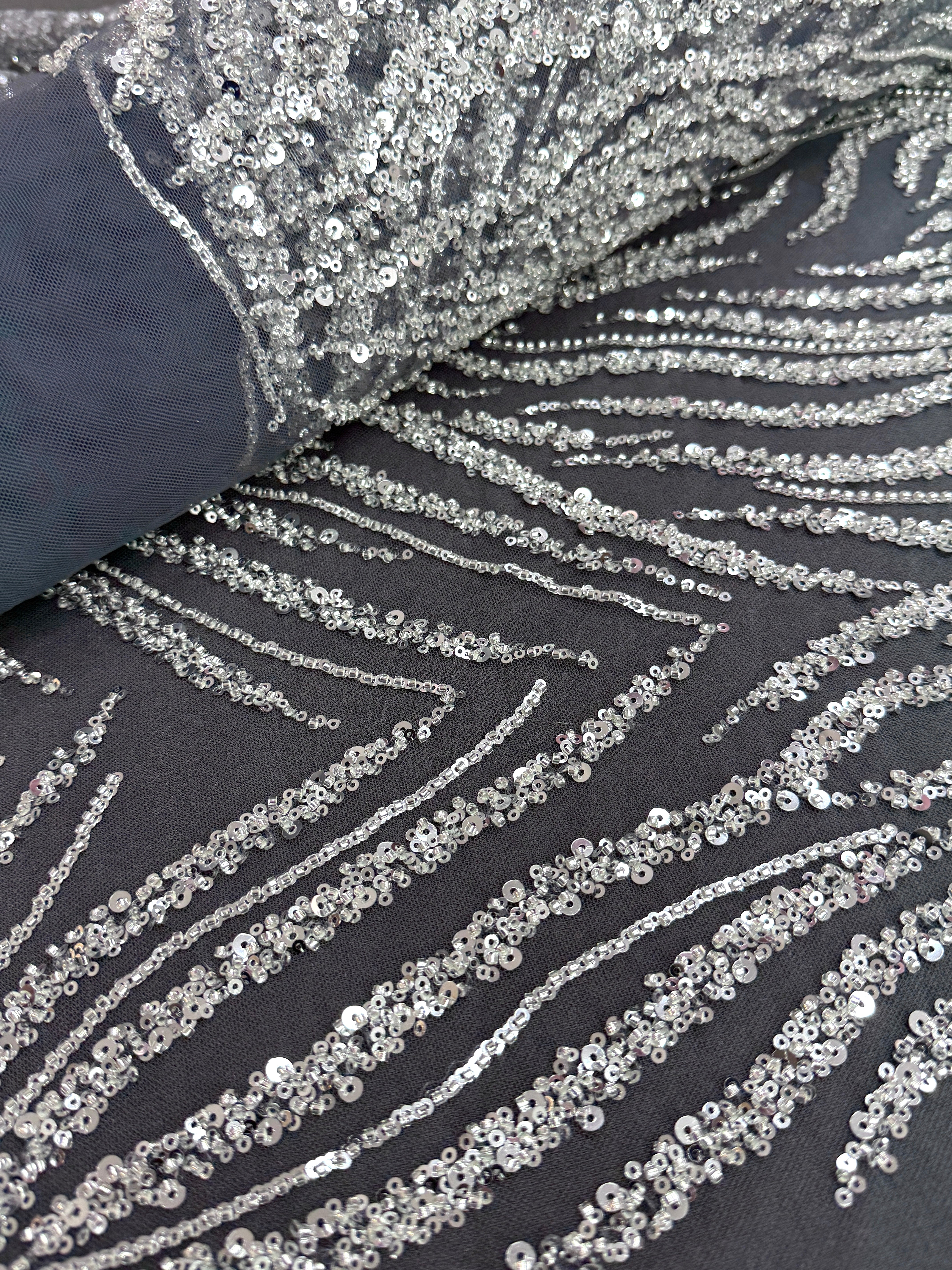 Dantela Couture Argintie pe Tulle Gri Antracit cu Siraguri, cu Margele si Paiete