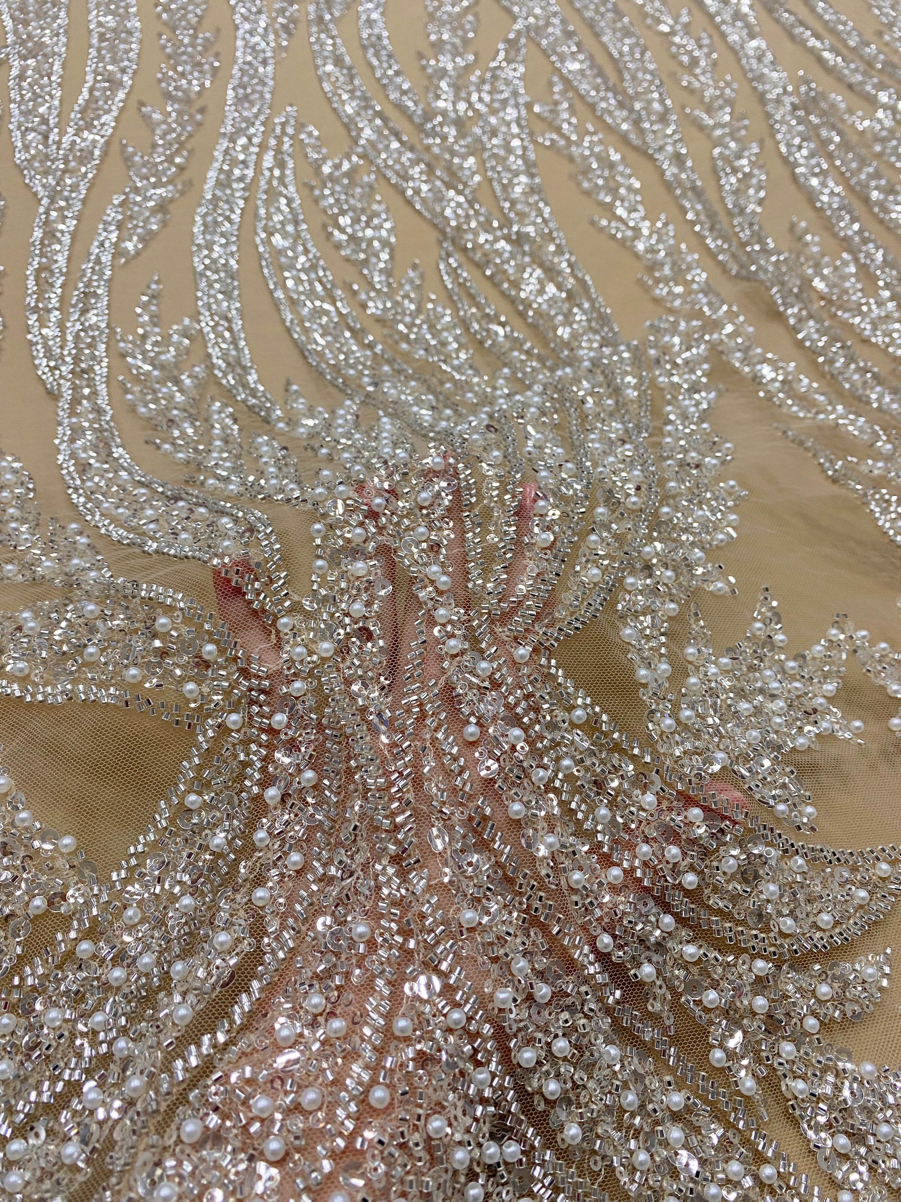 Dantela Couture Argintie pe Tulle Nude cu Panou, cu Perle, Margele si Paiete