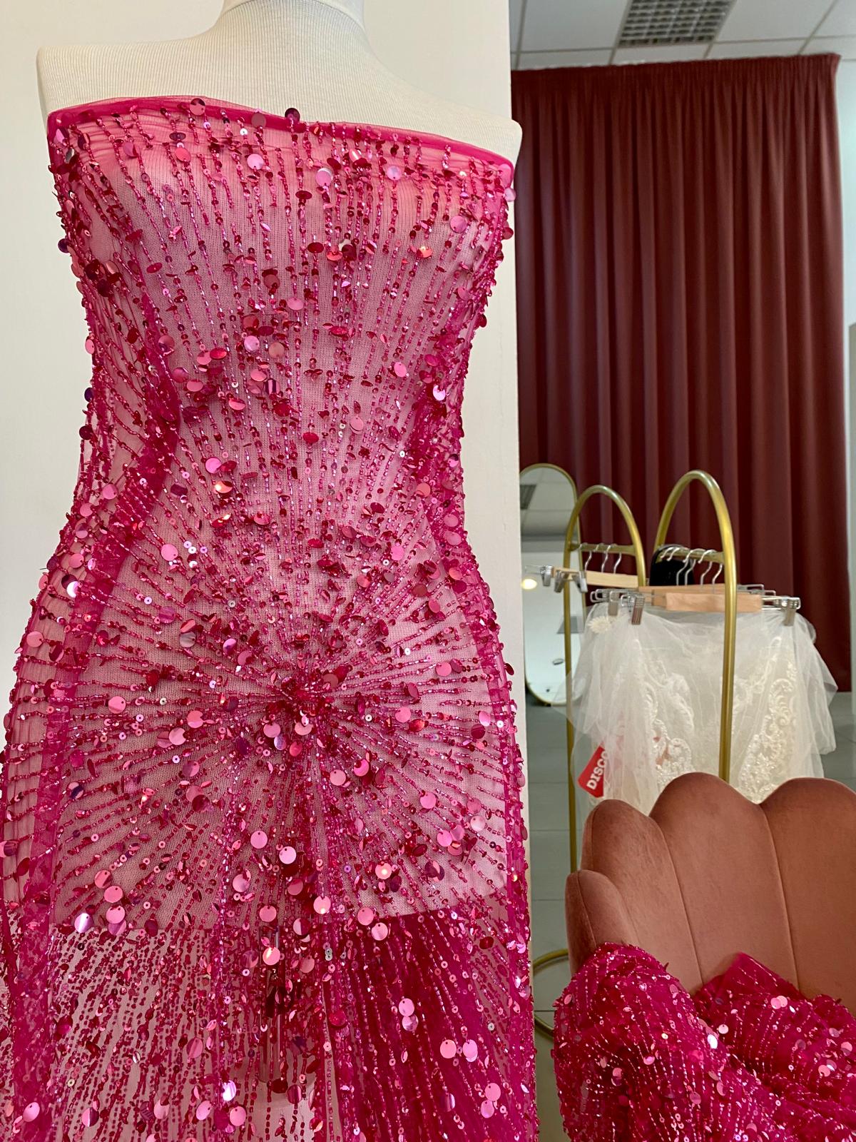 Dantela Fucsia Haute Couture cu Siraguri