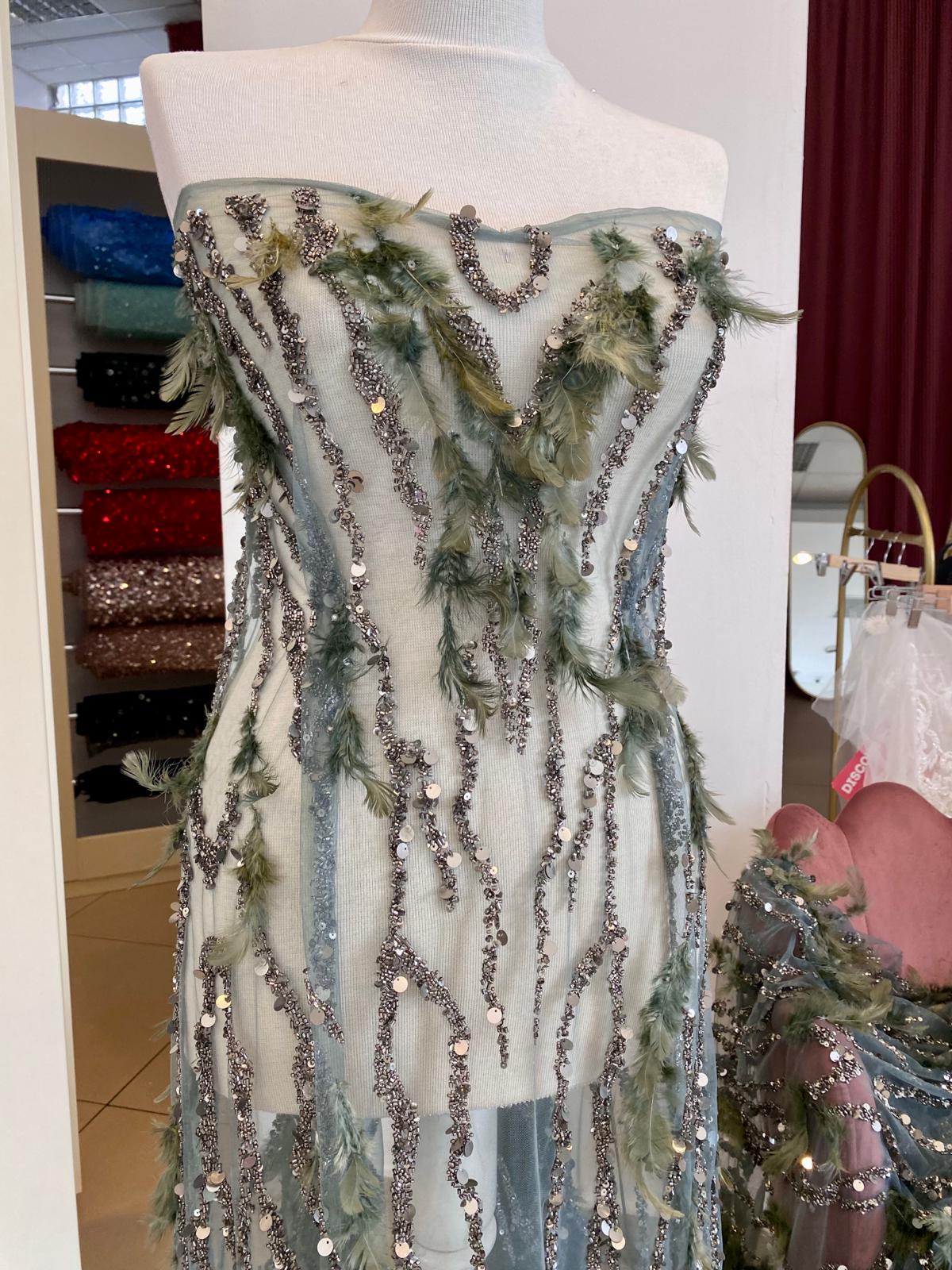 Dantela Gri Antracit Haute Couture cu Siraguri si Pene Petrol