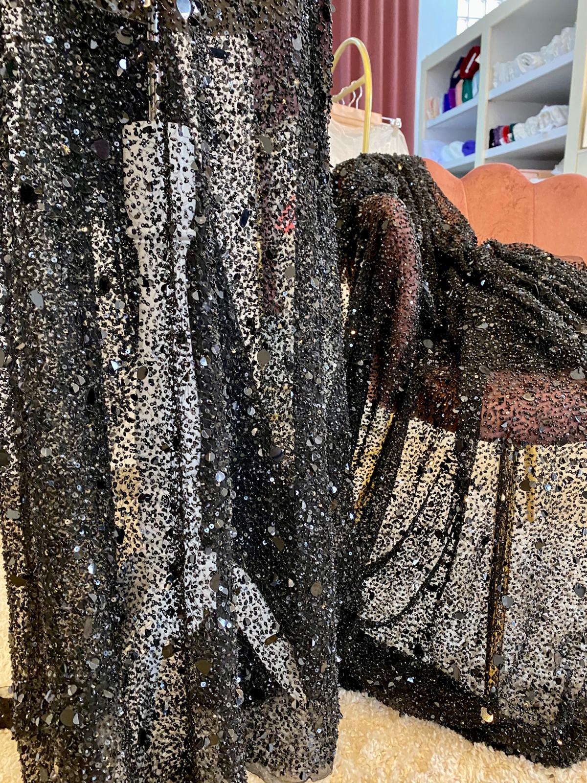 Dantela Neagra Haute Couture, cu Oglinzi