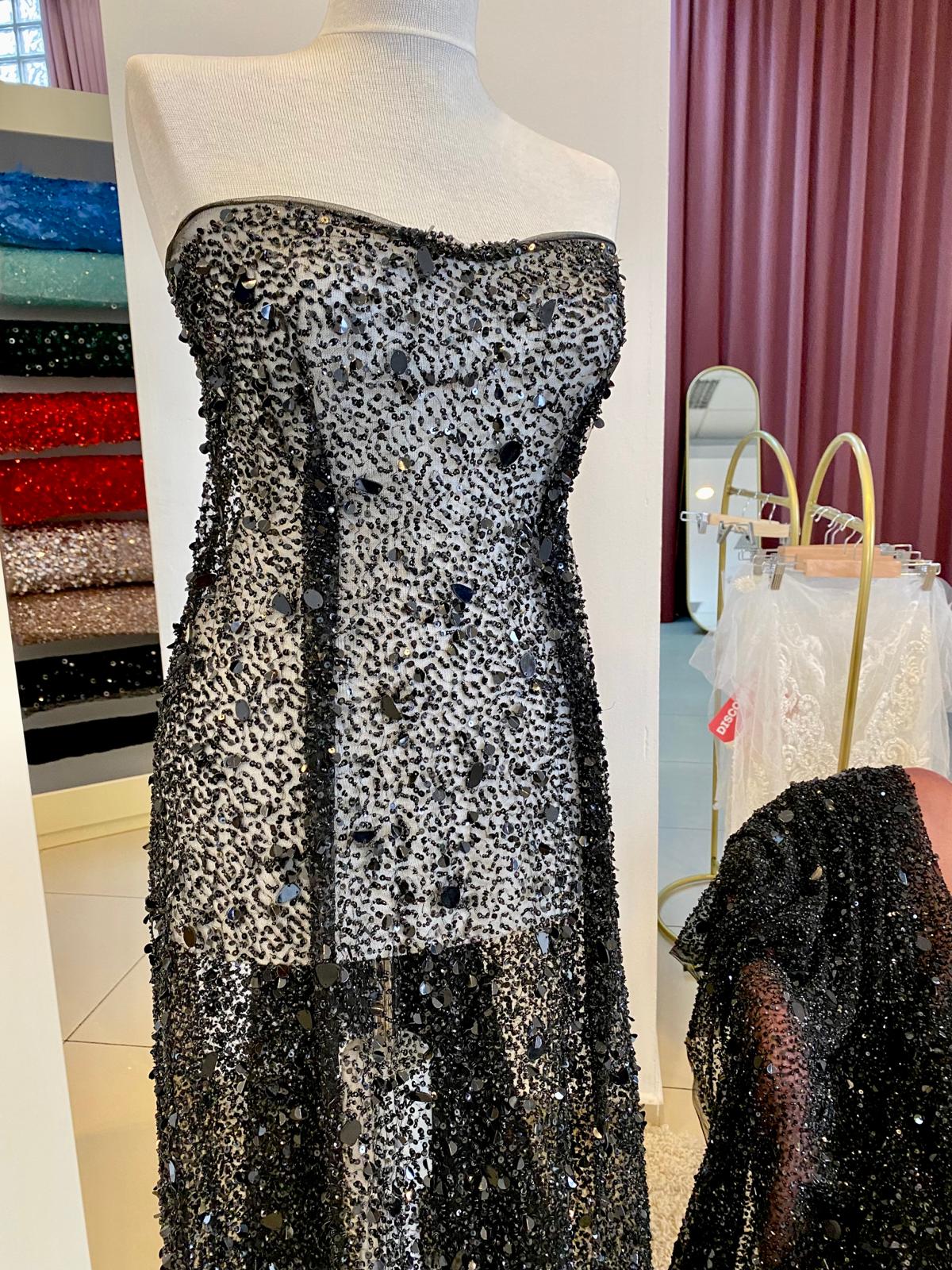 Dantela Neagra Haute Couture, cu Oglinzi